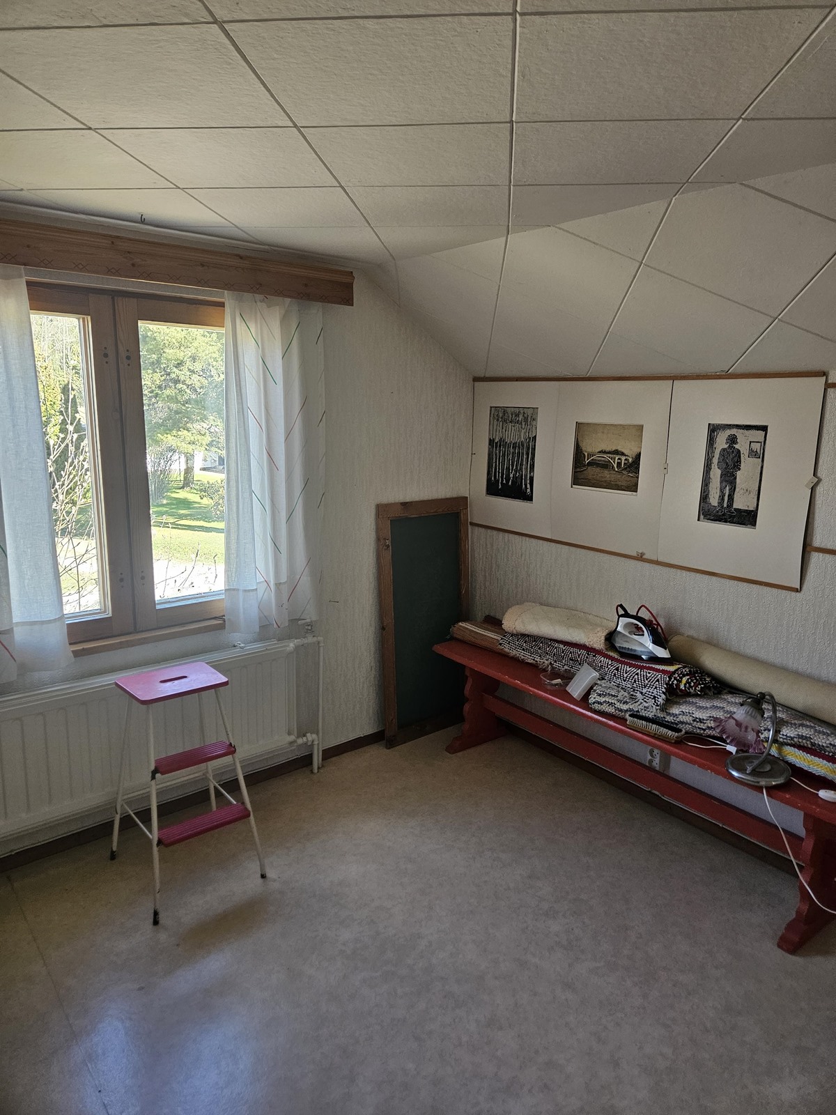 Yläkerran makuutila 1.