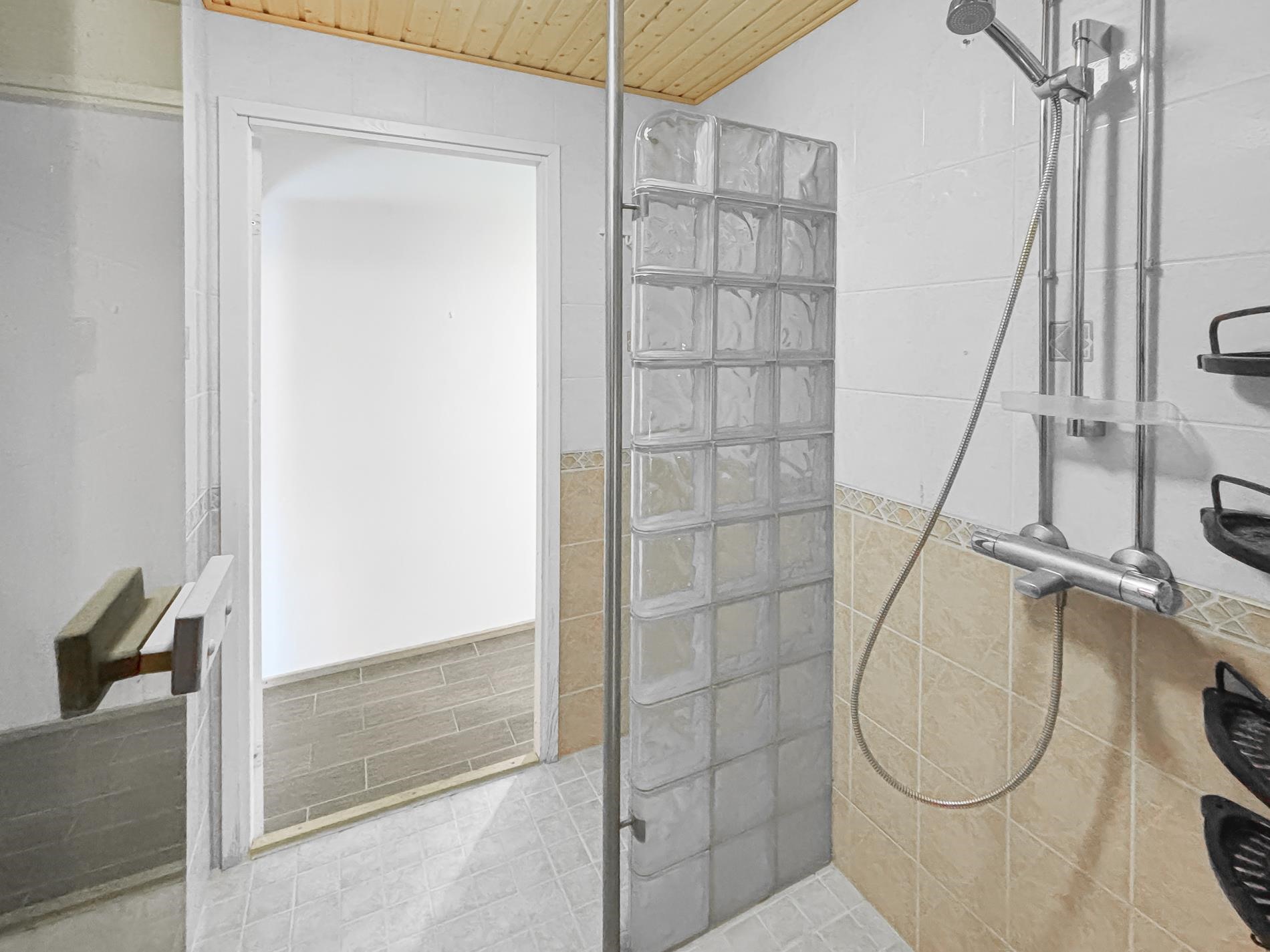 Erillinen kylpyhuone/sauna