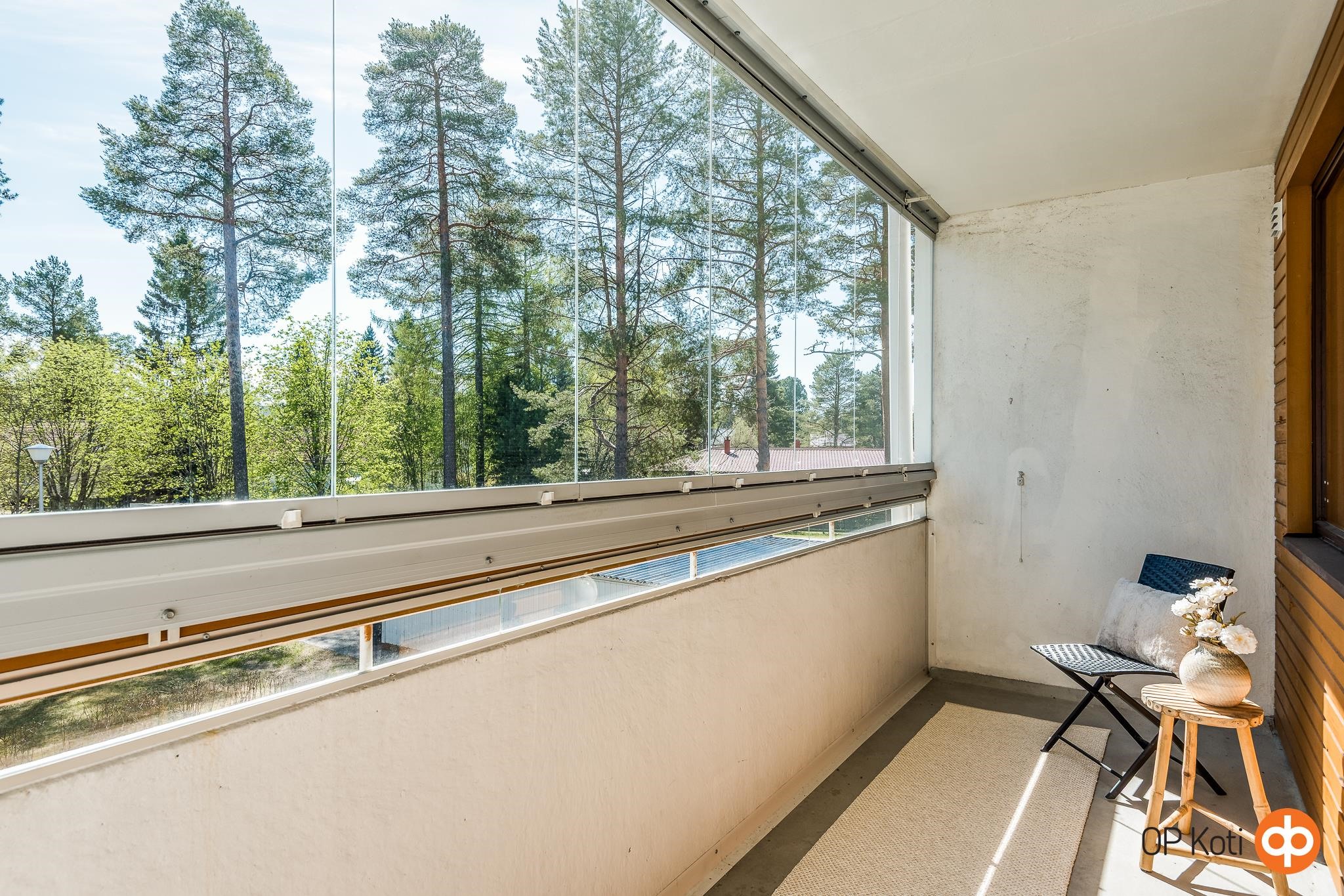 Yläkerran lasitettu parveke