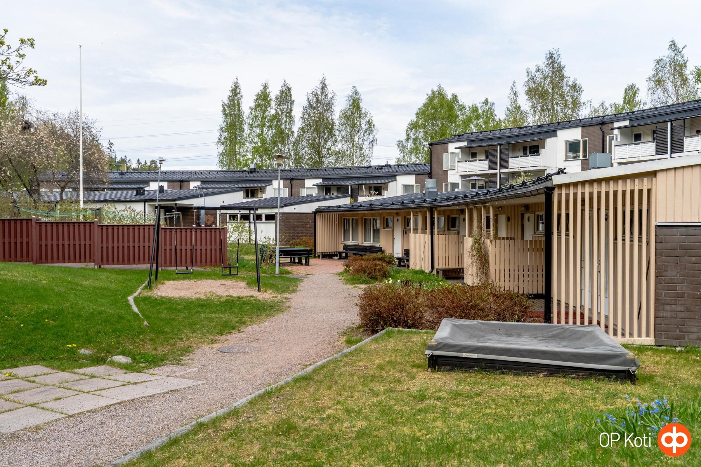 Yhtiön piharakennus, jossa mm. saunatilat