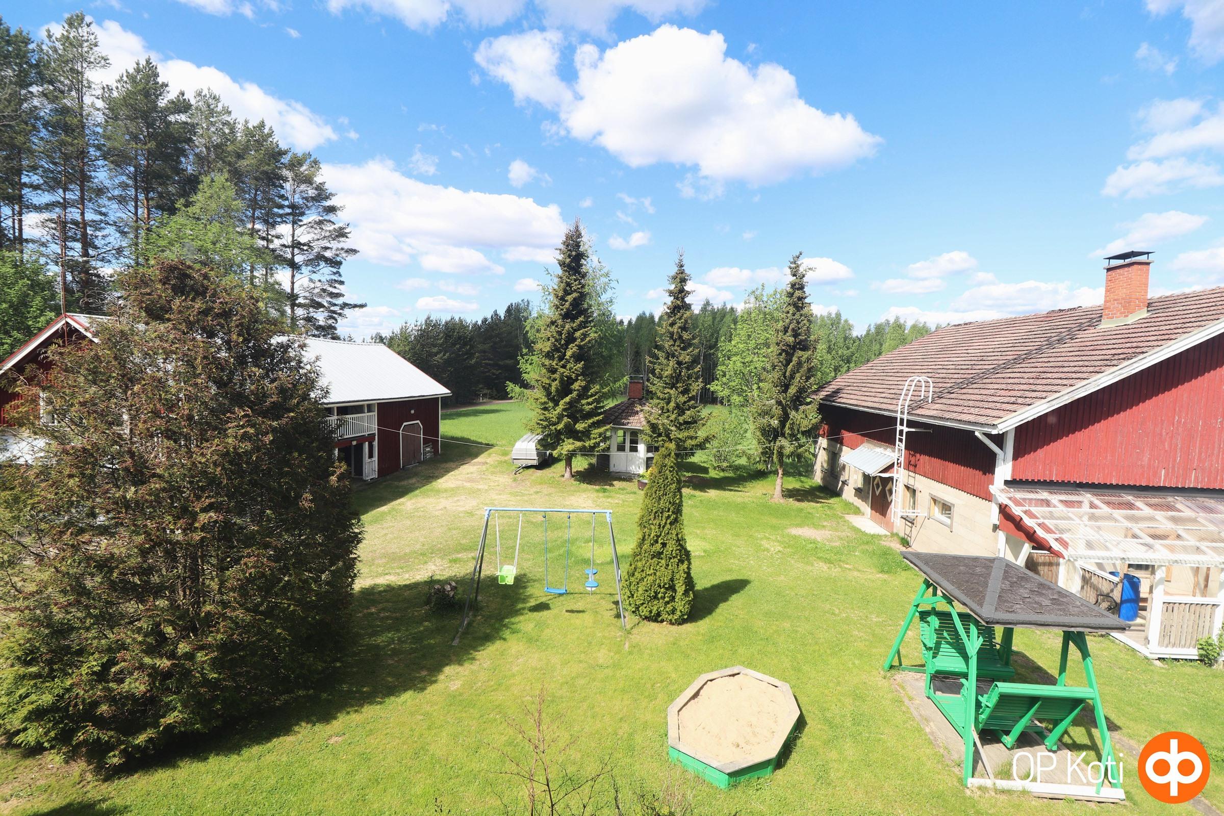 Näkymä yläkerran makuuhuoneen ikkunasta
