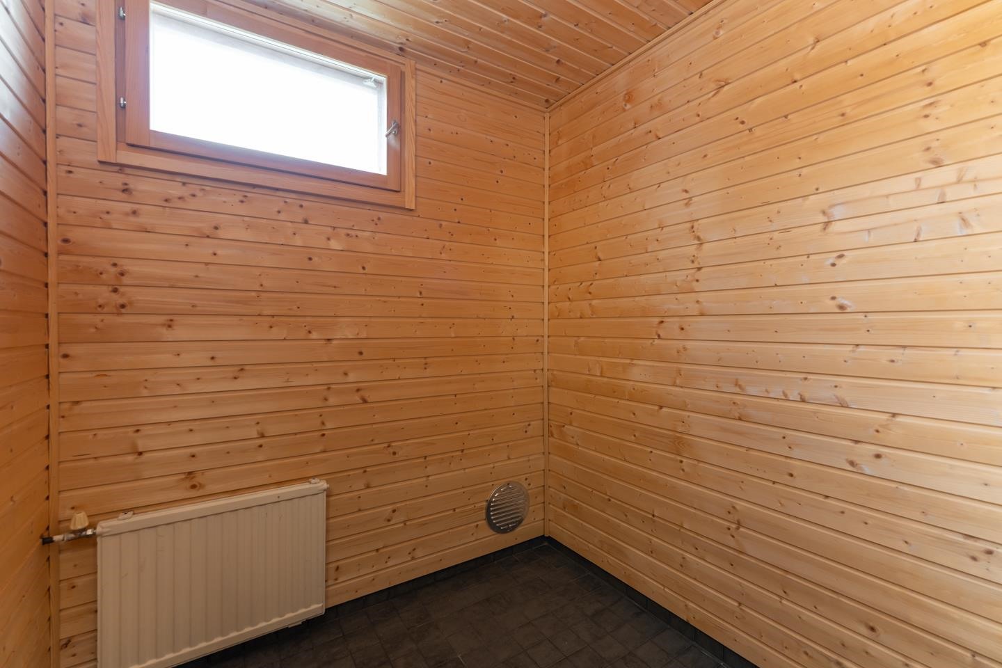 Förråd (bastu) / Varasto (sauna)
