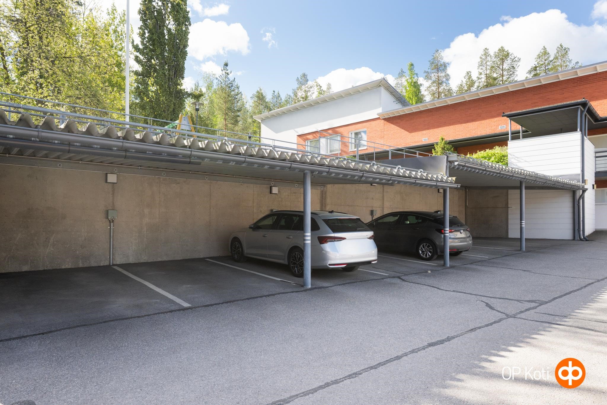 autokatospaikka ostettavissa erilliseen hintaan