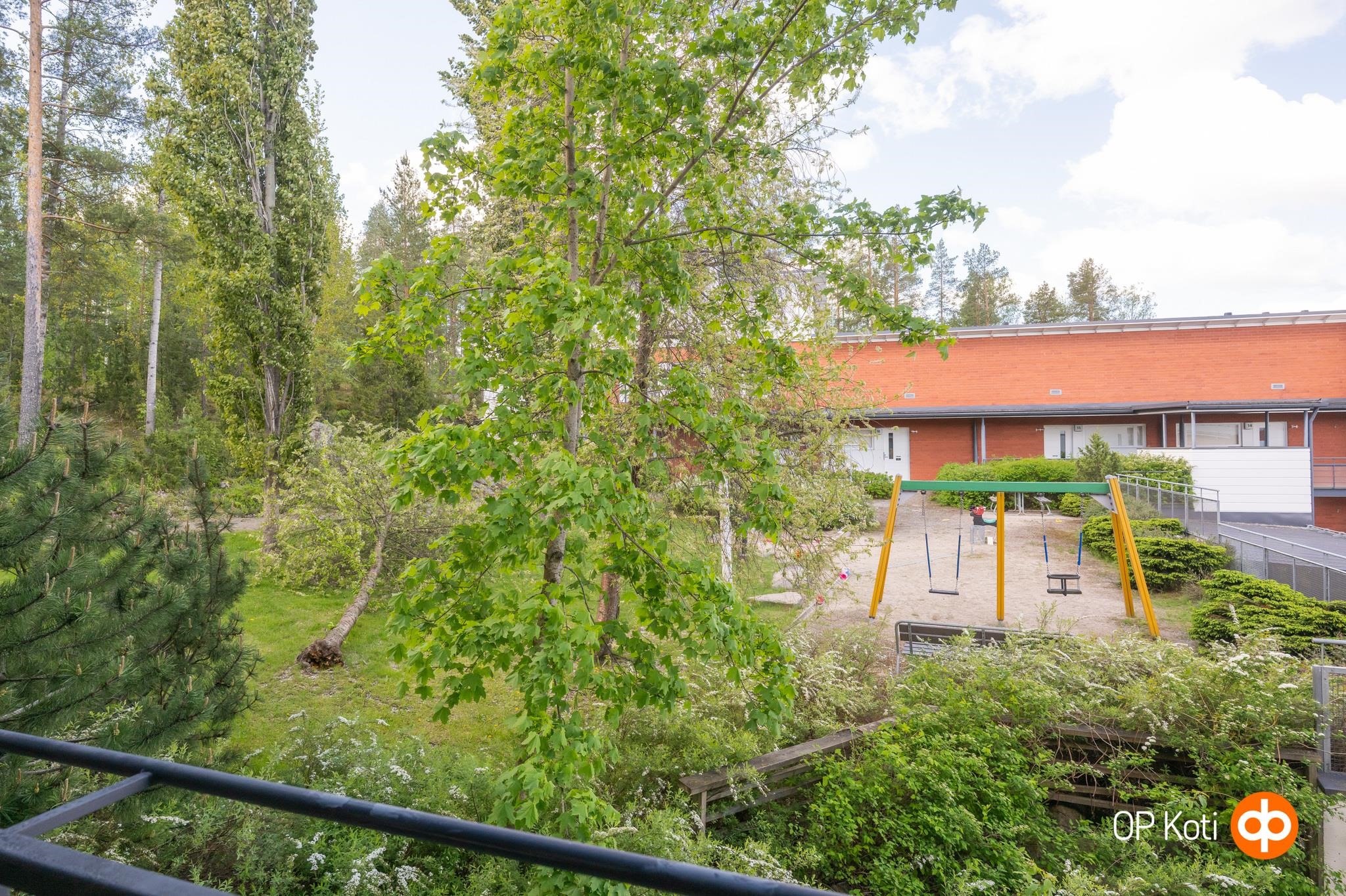 asunnosta puistomainen sisäpiha näkymä