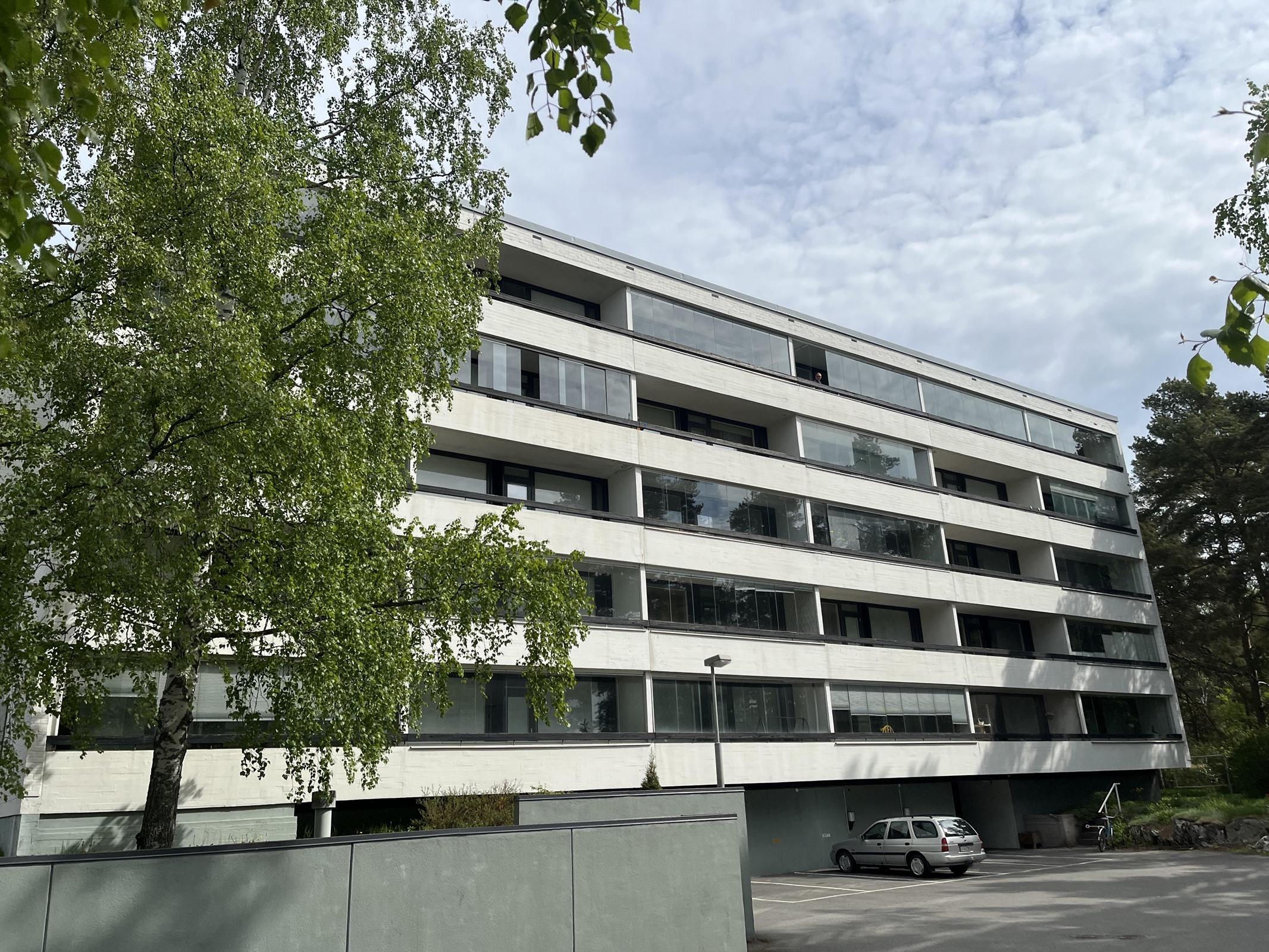 talon julkisivu sisäänkäynnin puolelta