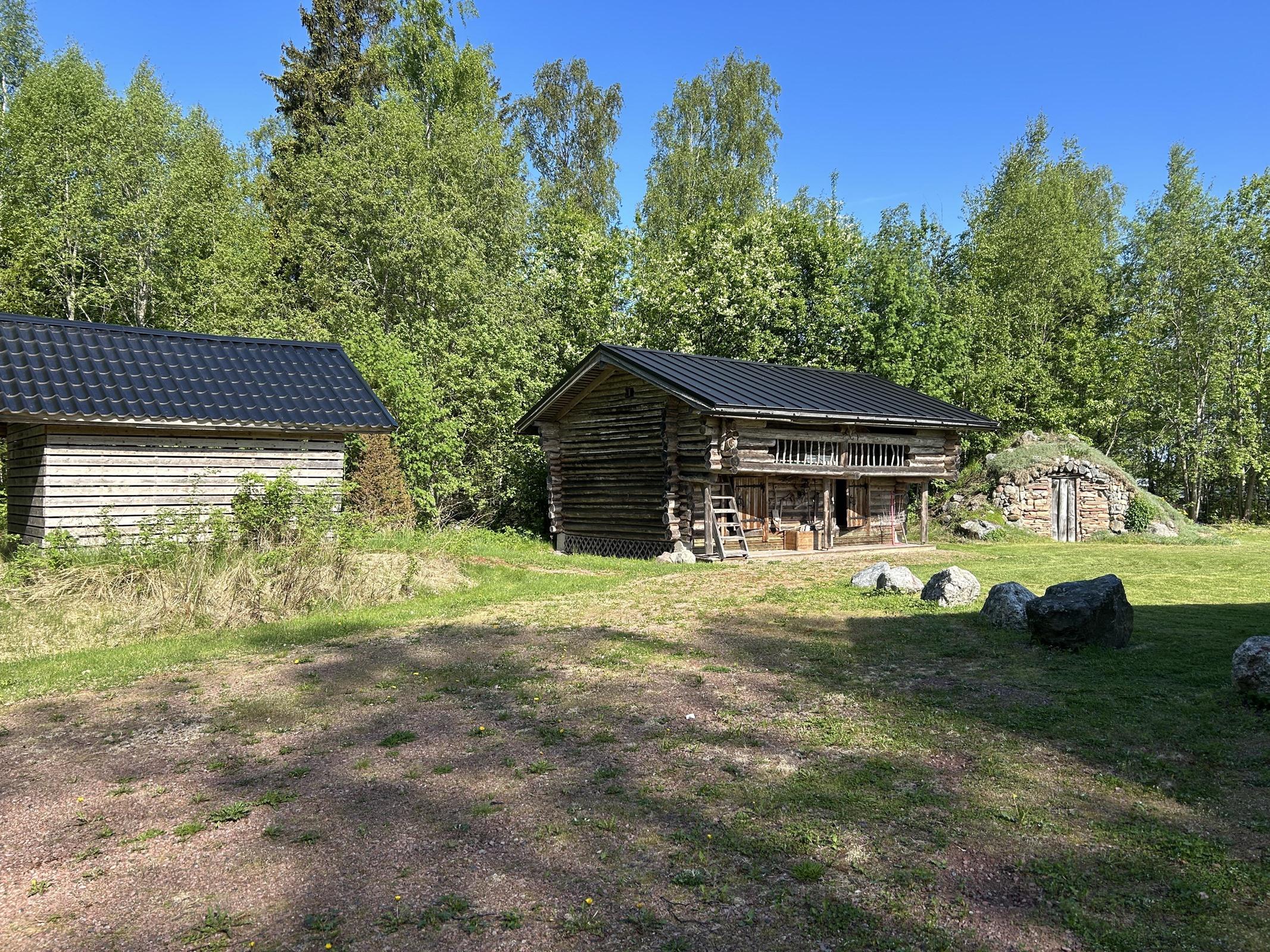 Puuvaja, aitta ja maakellari
