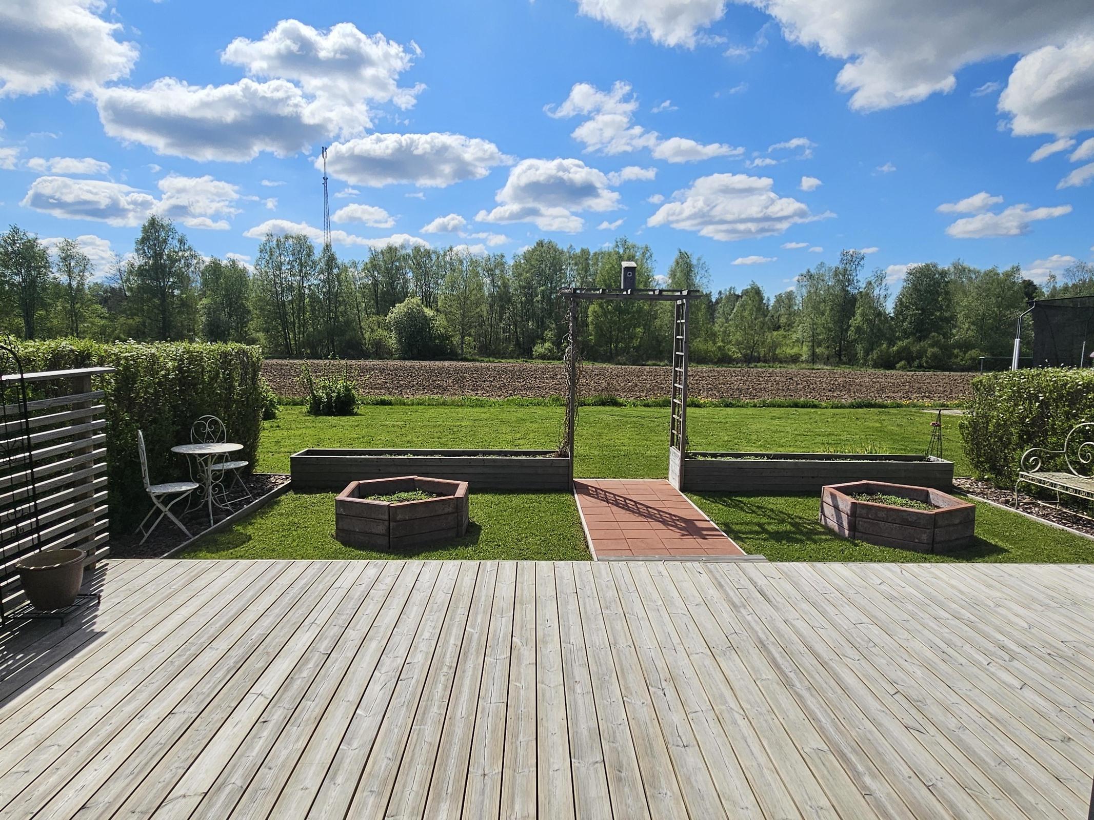 lännen puolen takapihaa
