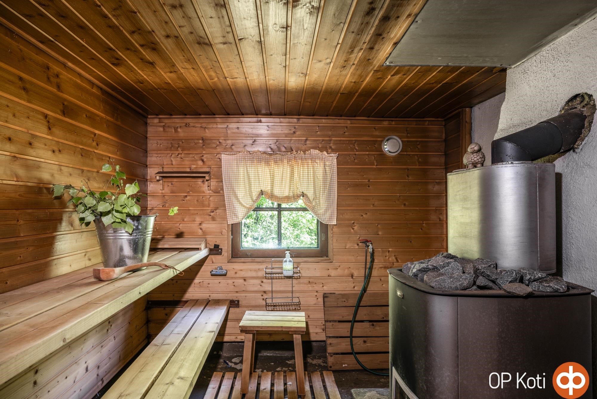 Idyllinen pihasauna