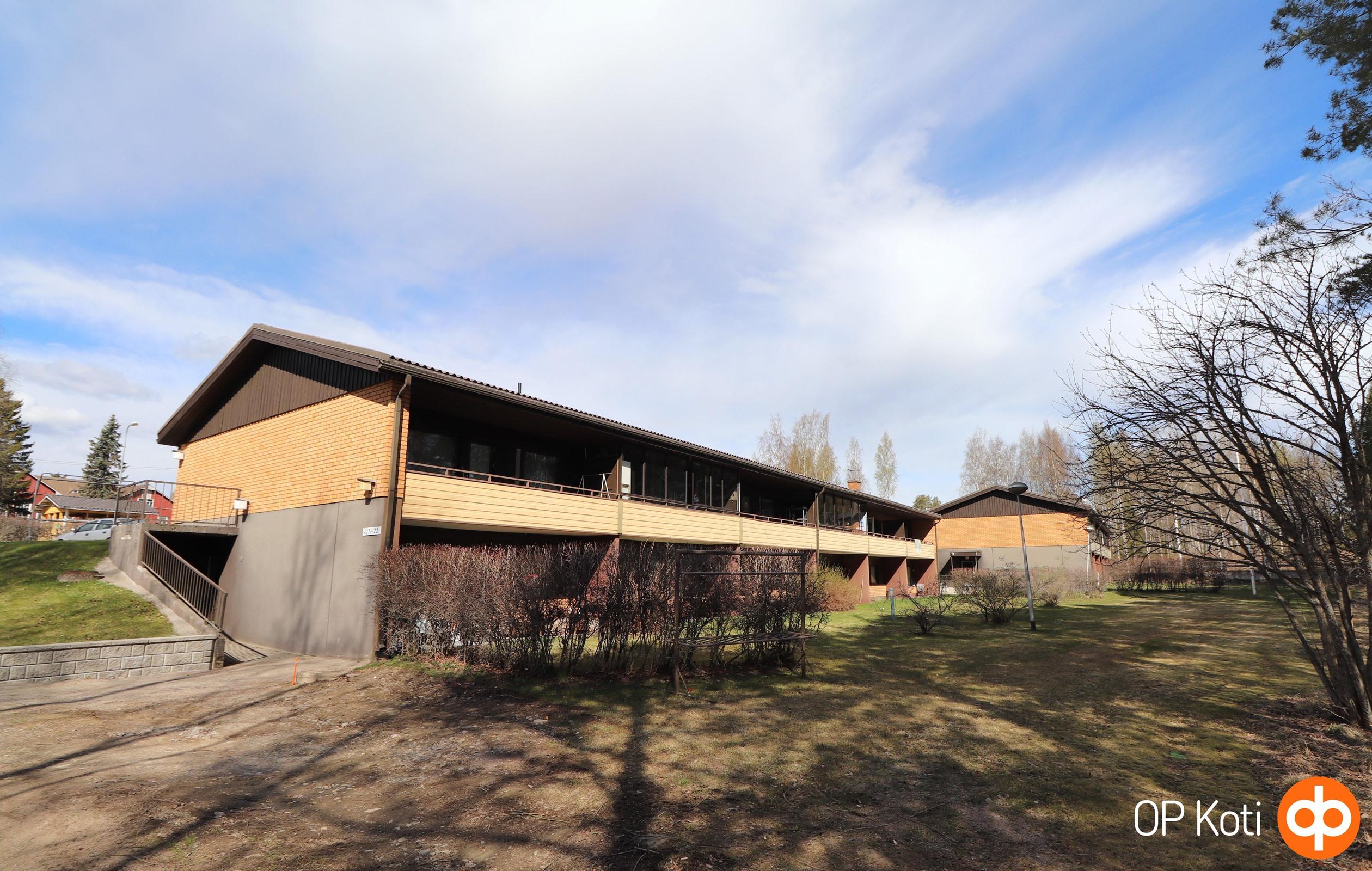 Julkisivu takaa