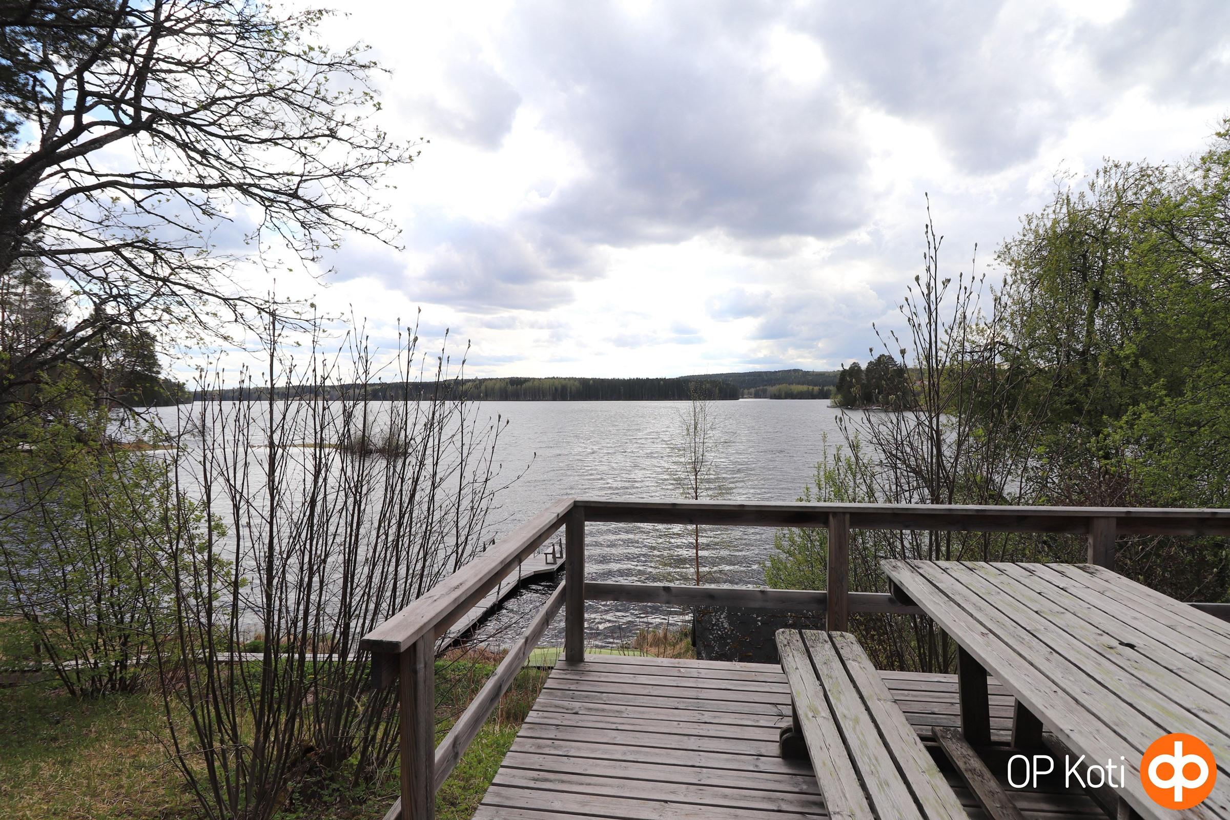 Taloyhtiön terassi rannan tuntumassa