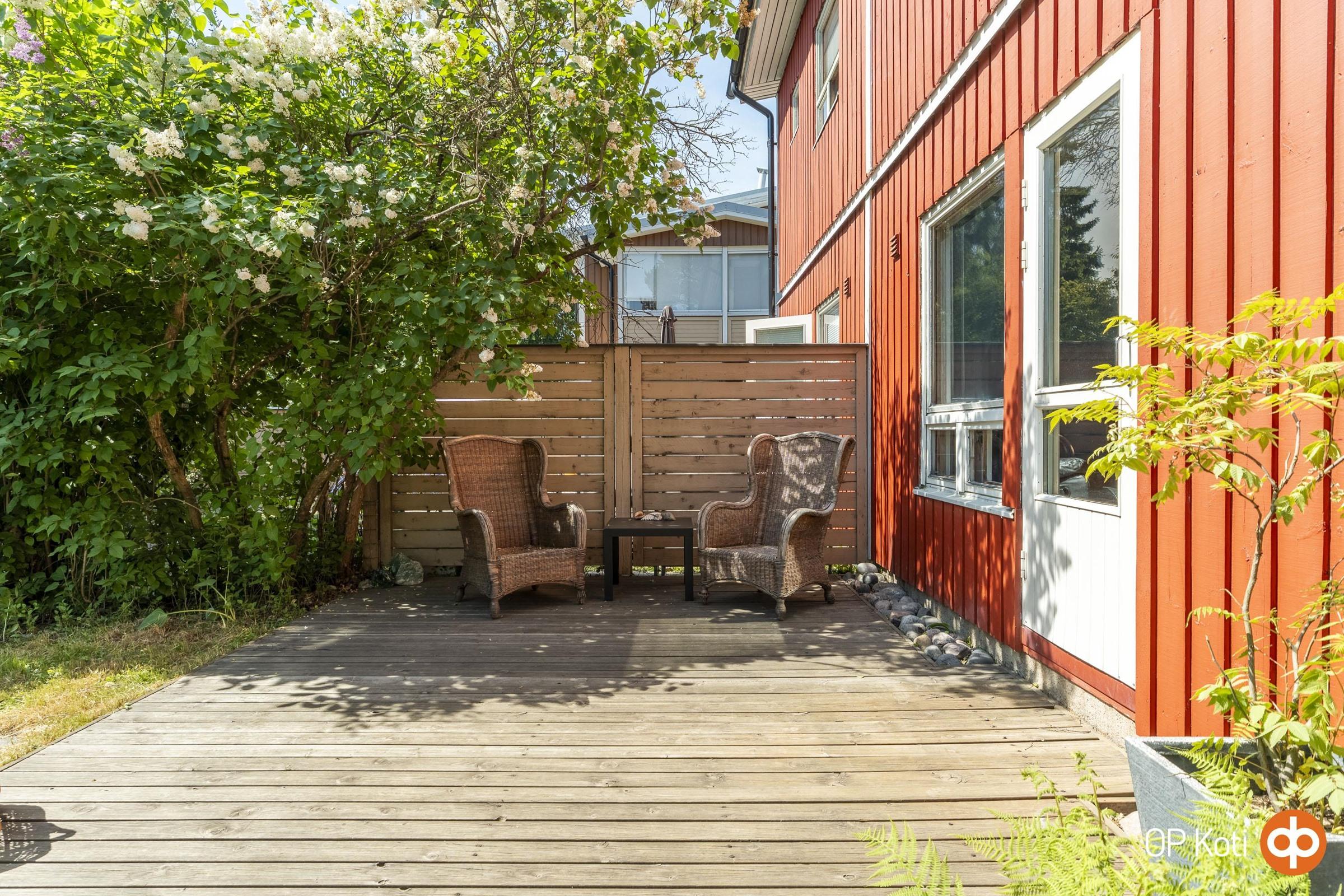 Oma suojaisa piha