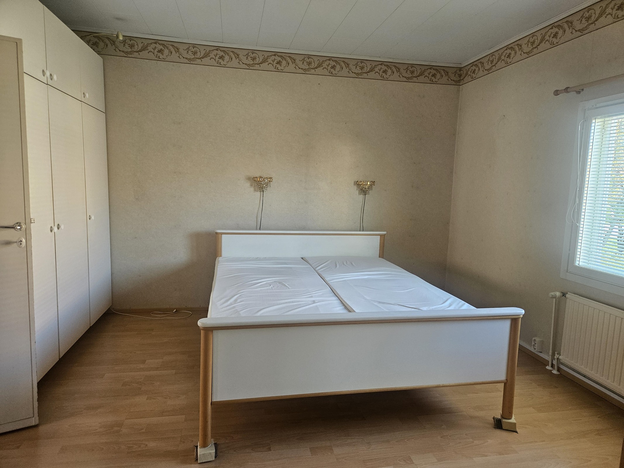 keskikerroksen isompi makuuhuone