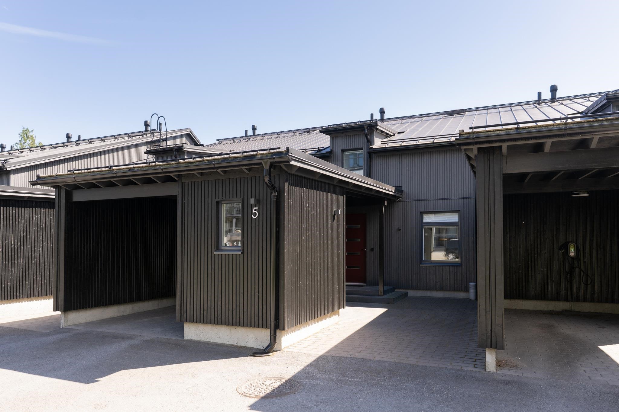 toinen kuvakulma sisääntulopihasta