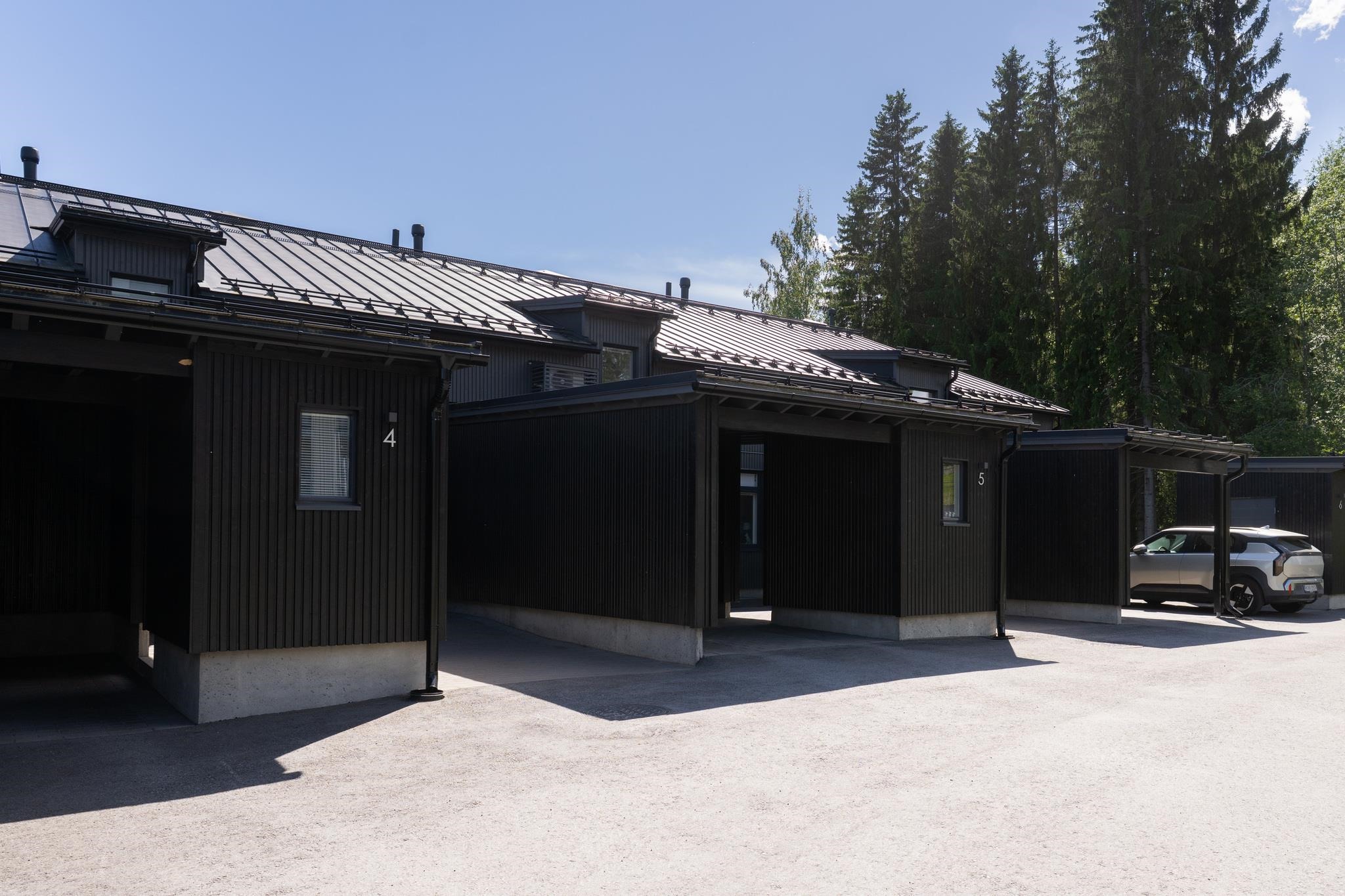 julkikuvaa sisääntulopihasta