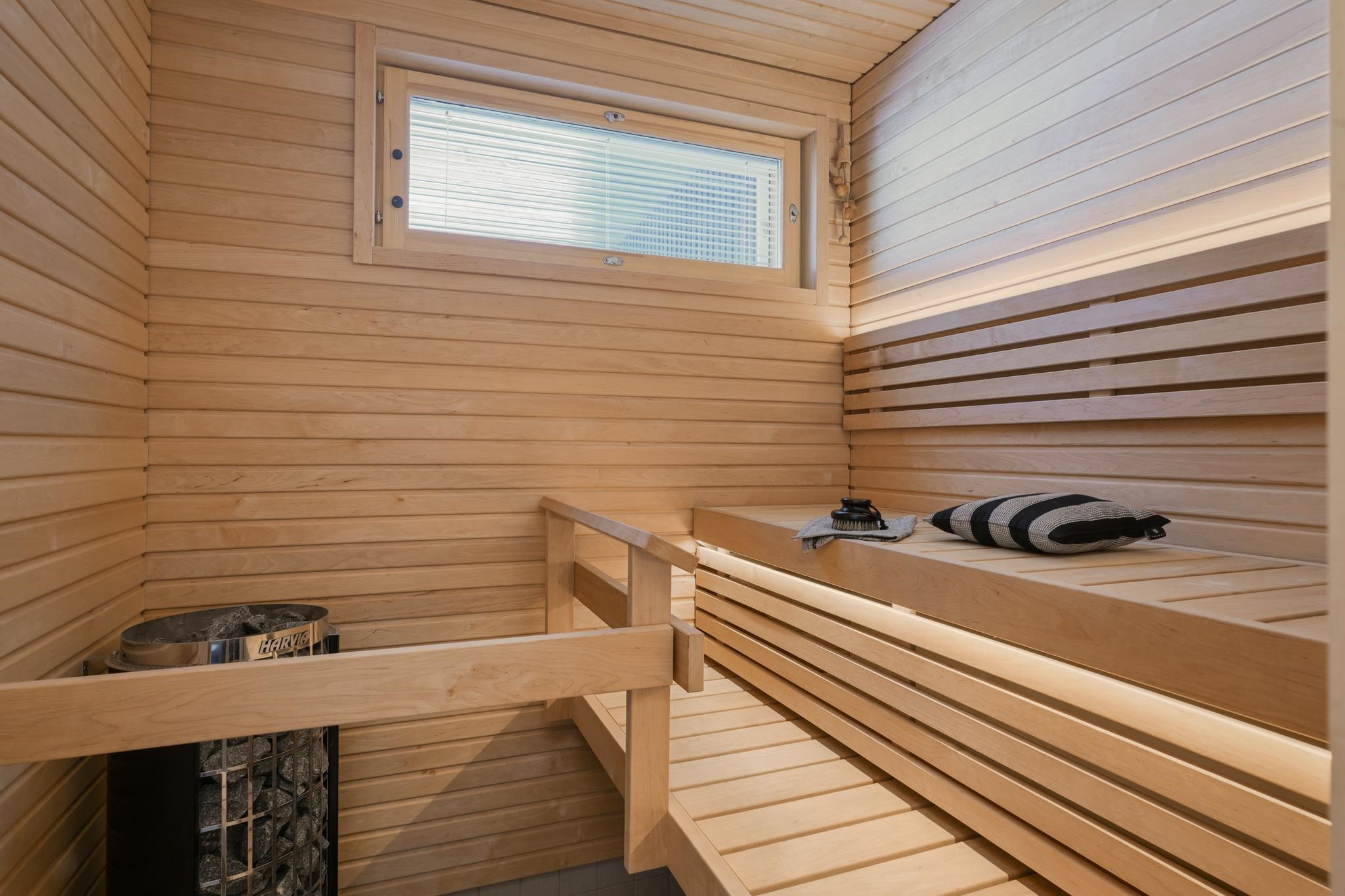 tyylikäs sauna, josta näkymä järvelle