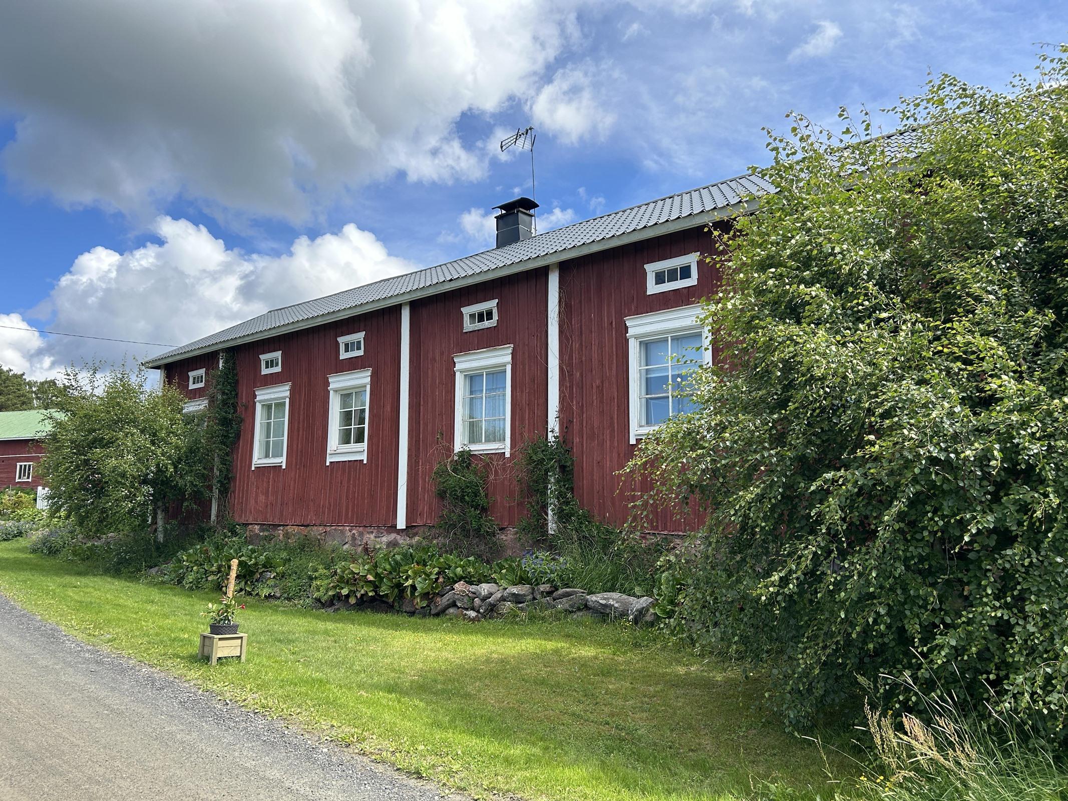 Julkisivu tiellepäin