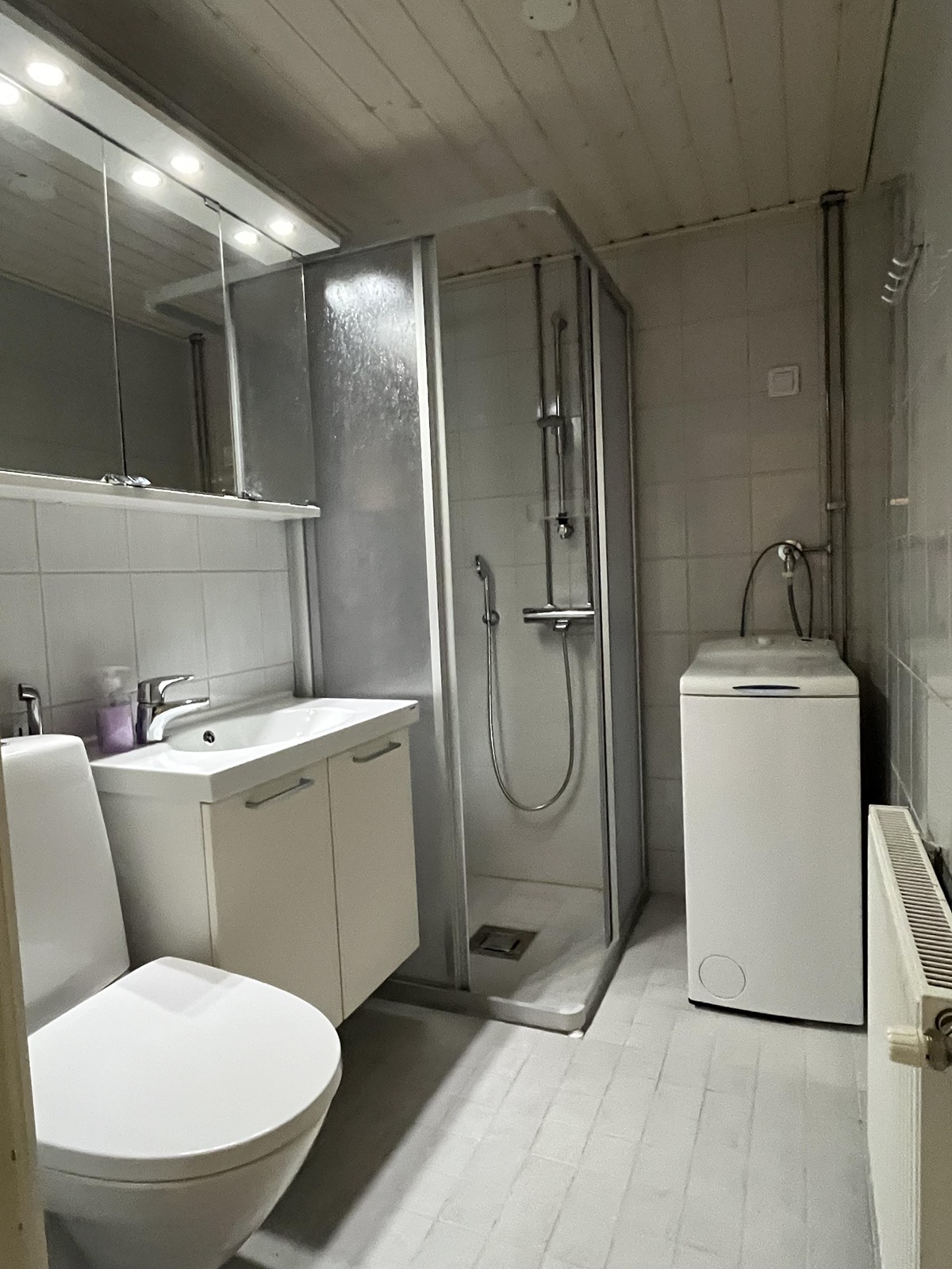 kylpyhuone/wc saneerattu putkiremontin yhteydessä