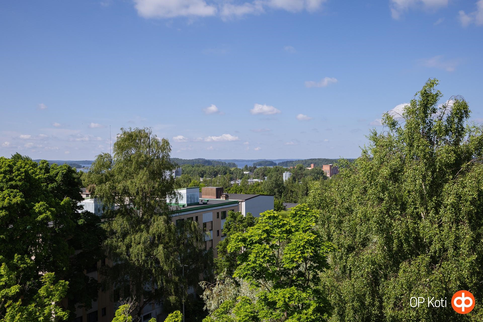 Näkymä järvelle päin.