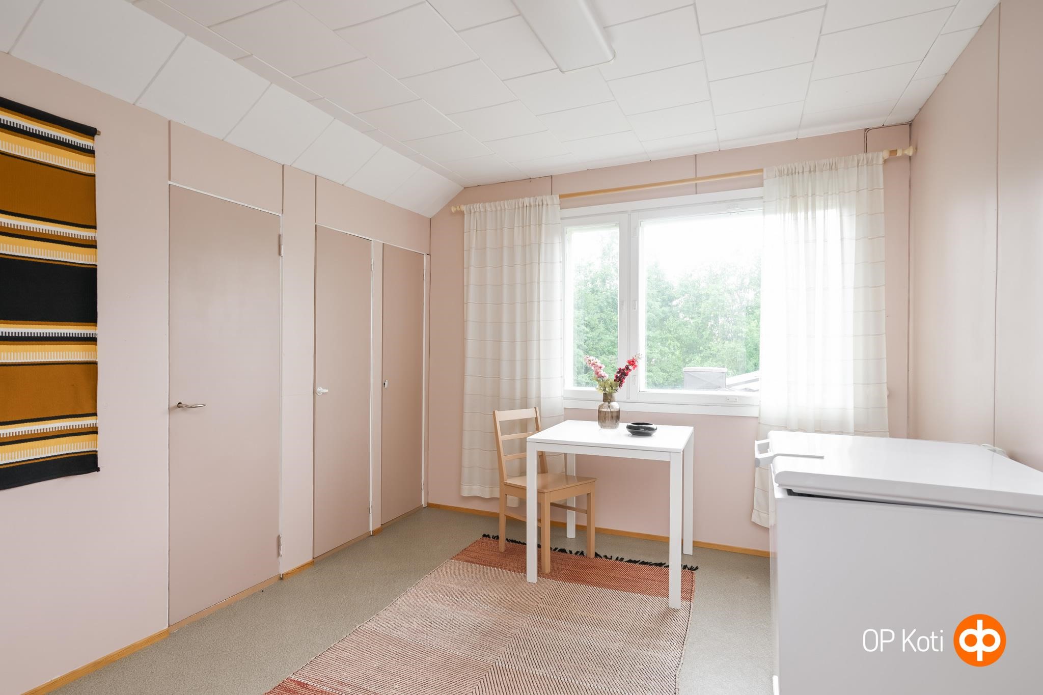 Yläkerran toinen makuuhuone