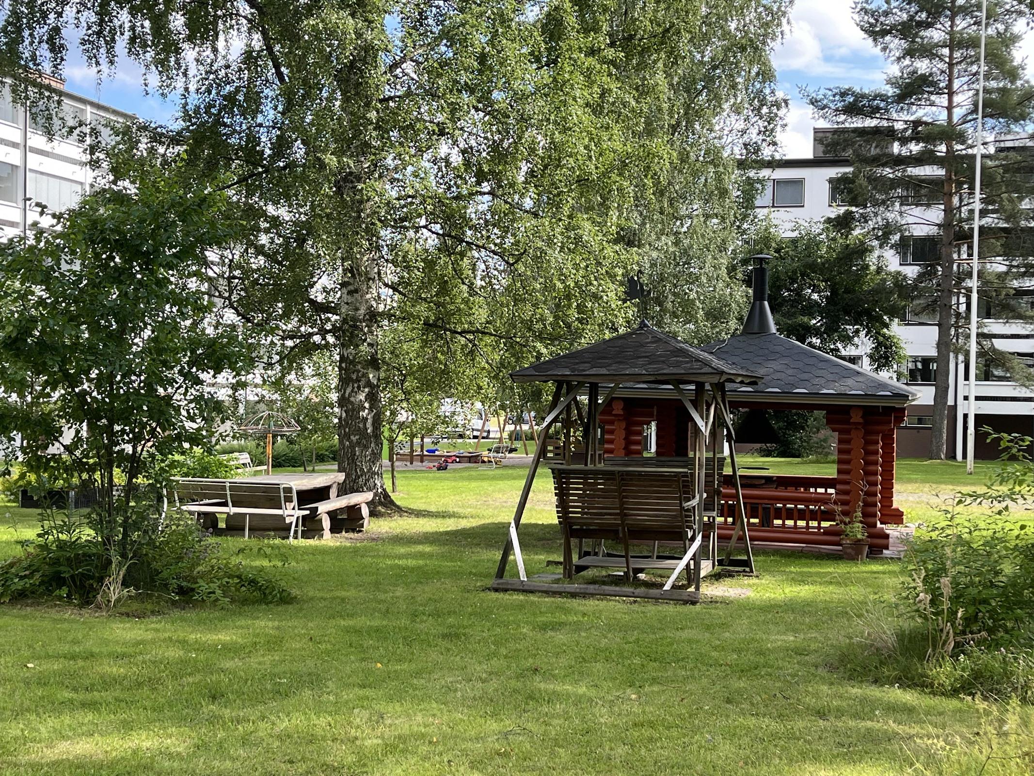 Taloyhtiöllä viihtyisä piha-alue