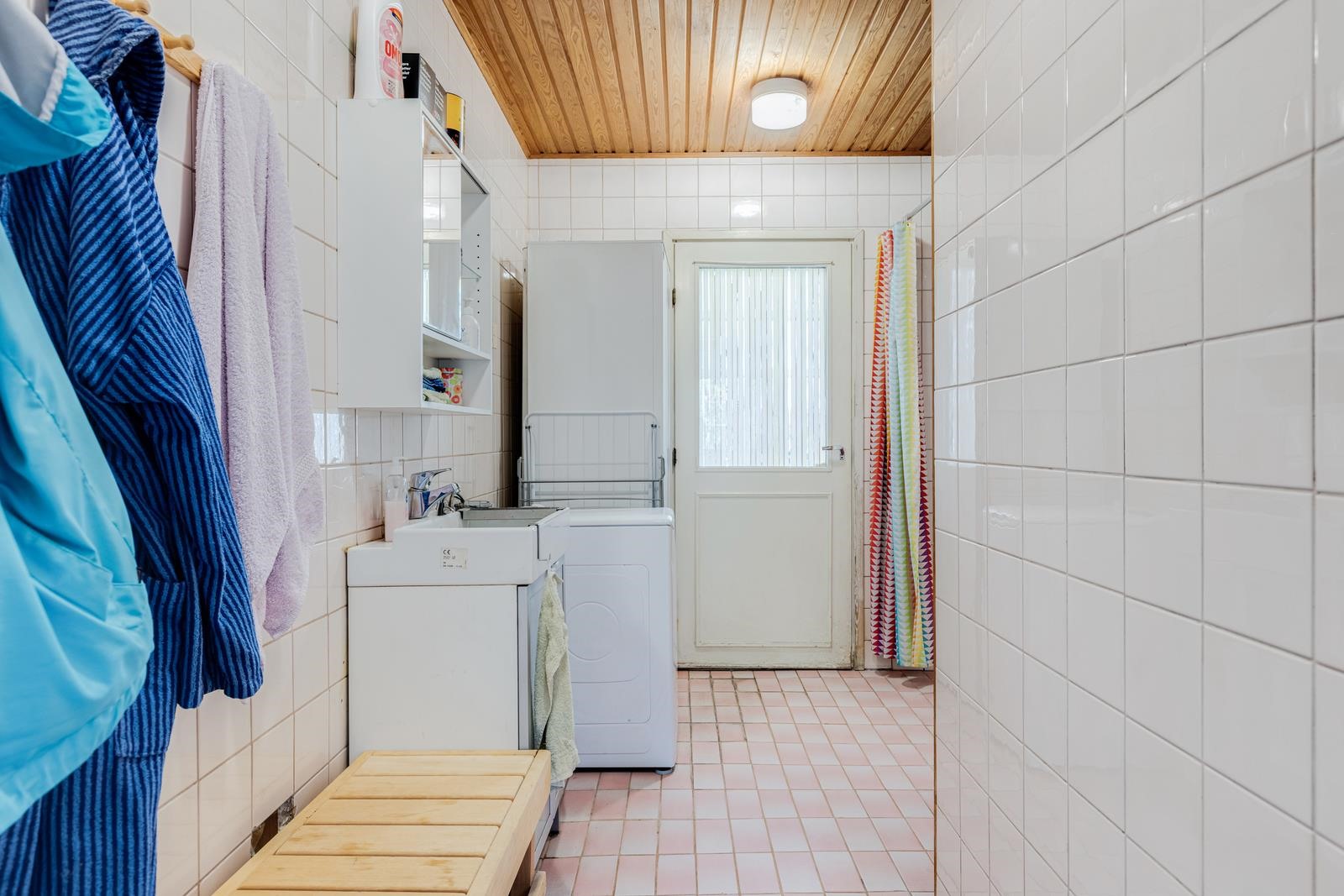 Kodinhoitohuonemainen tila, suihkutilan yhteydessä
