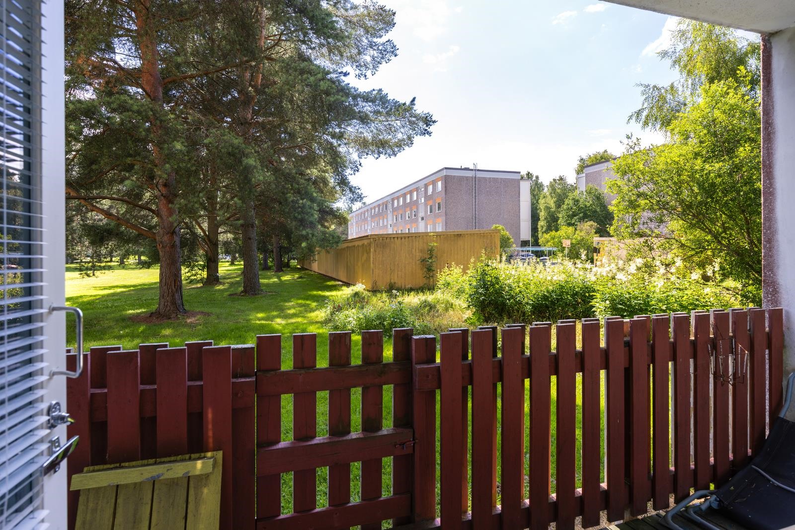 Olohuoneelta kulku omalle maantasaiselle terassill
