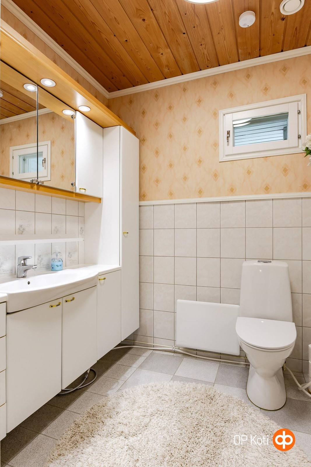 Erillinen wc (ulko-oven luona)