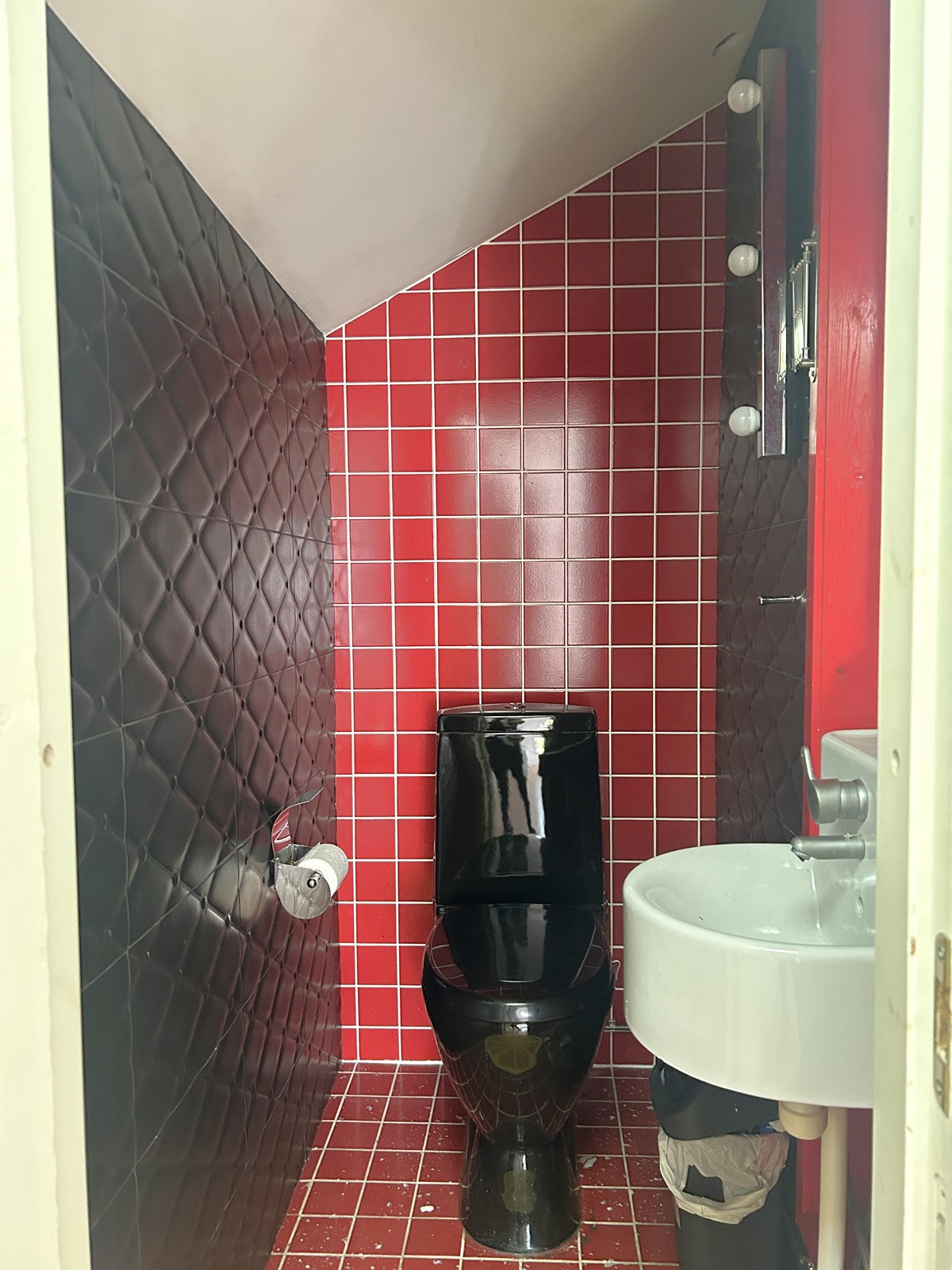 yläkerran wc, jossa putki hajosi