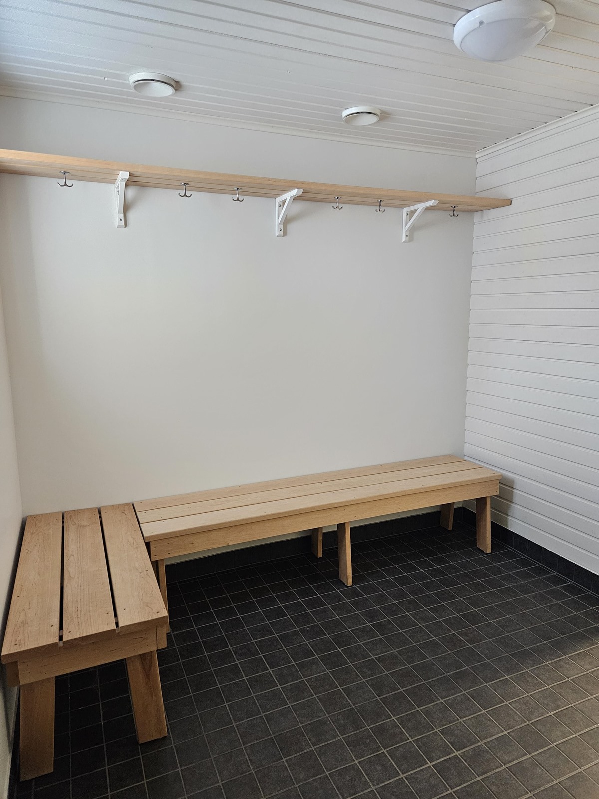 taloyhtiön saunan pukuhuonetilaa