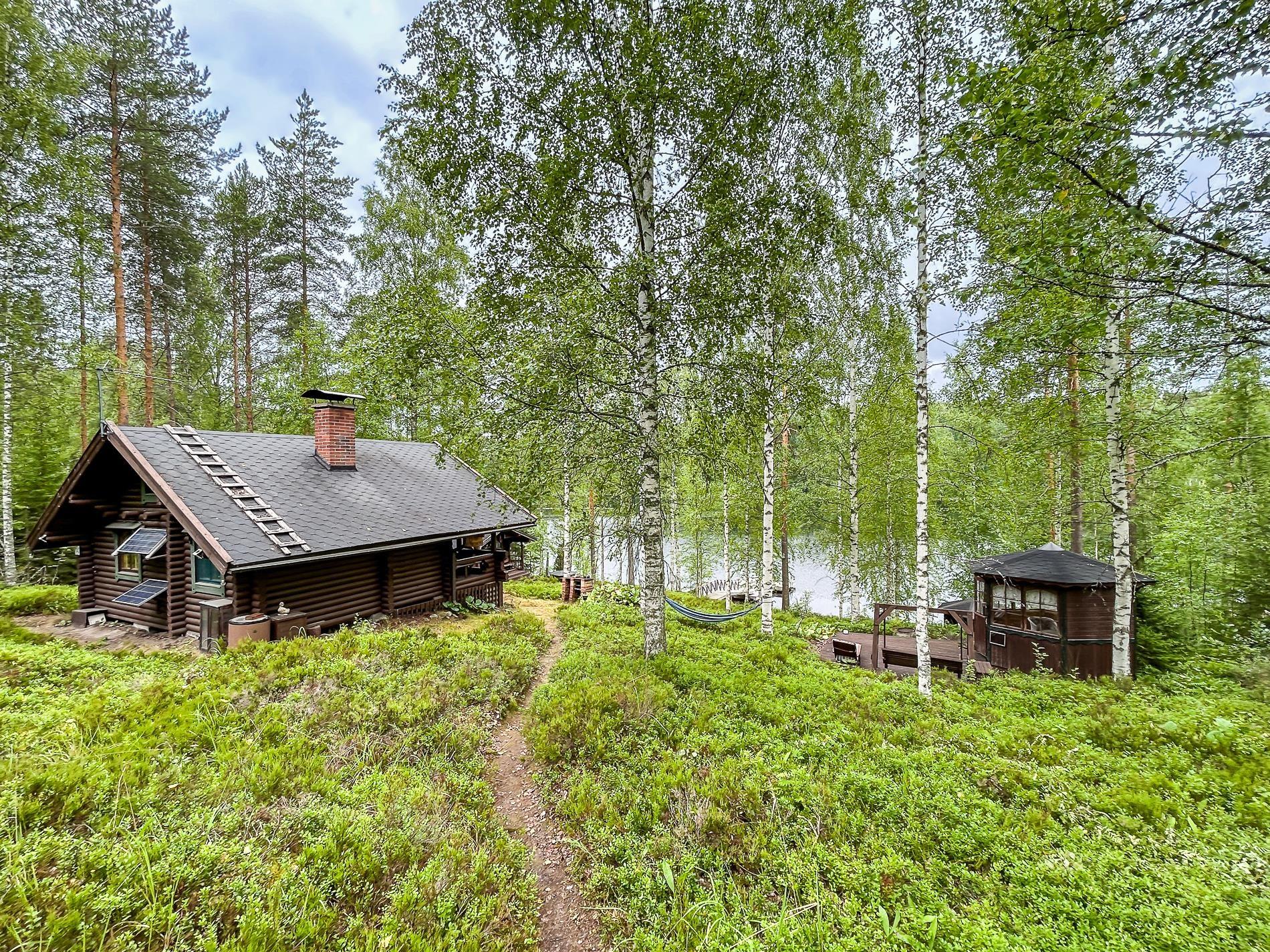 Näkymä mökiltä rantasaunalle