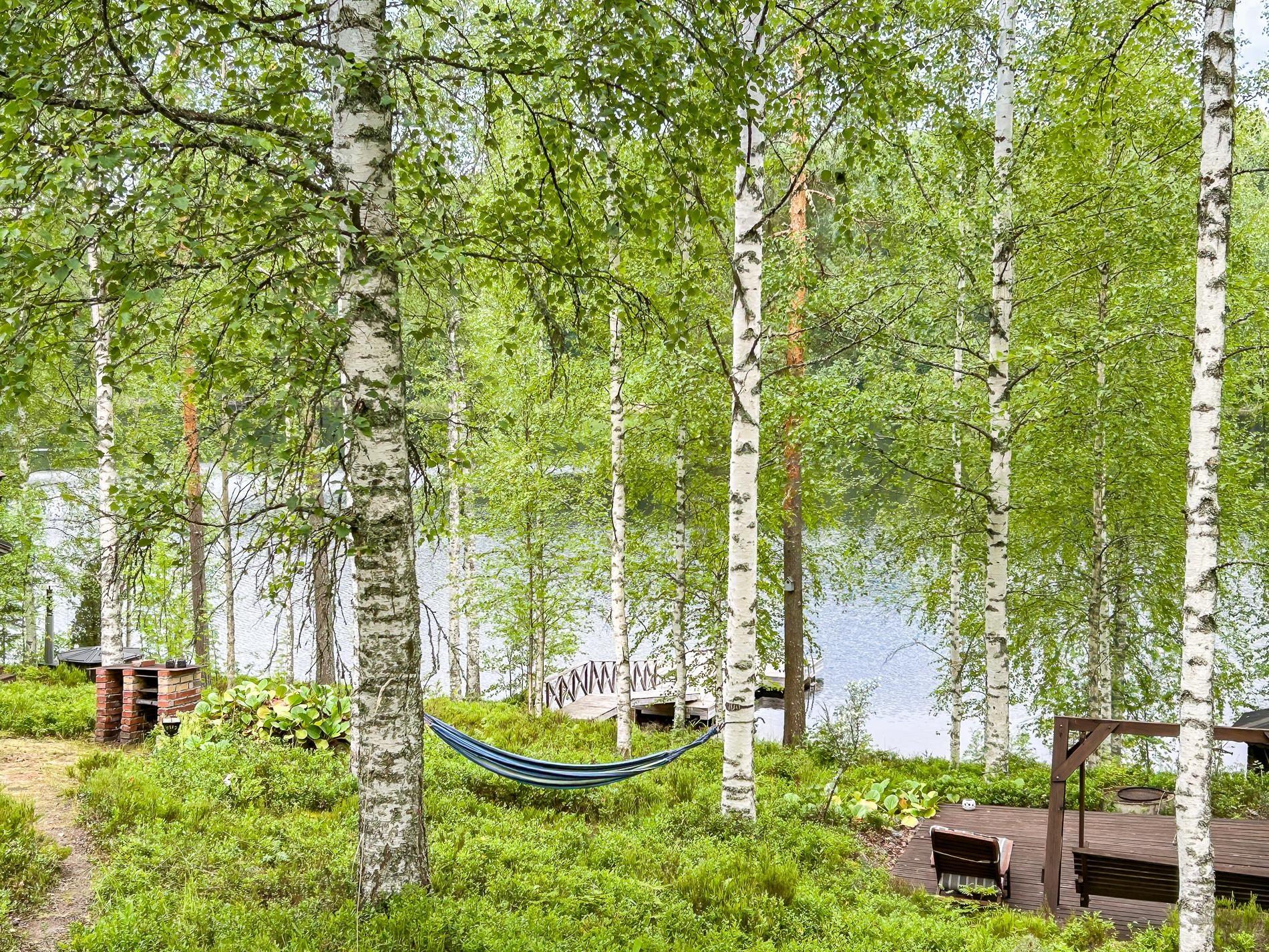 Näkymä huvimajalta järvelle