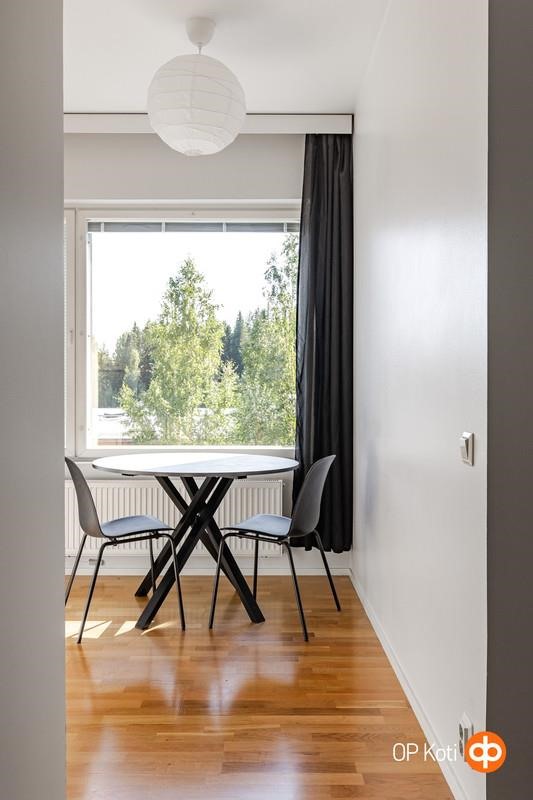 Keittiöön paistaa ilta-aurinko