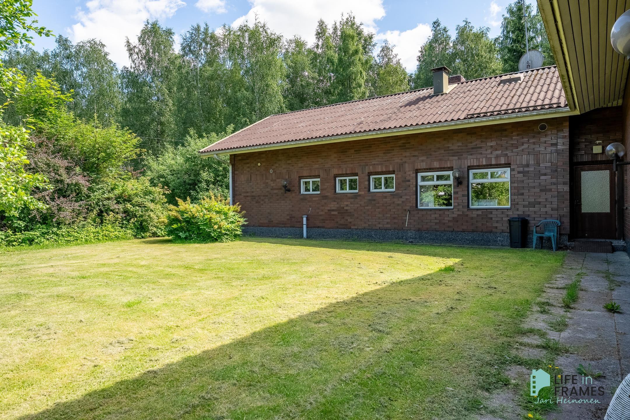 Takapiha, josta sisäänkäynti yhteiseen eteiseen vä