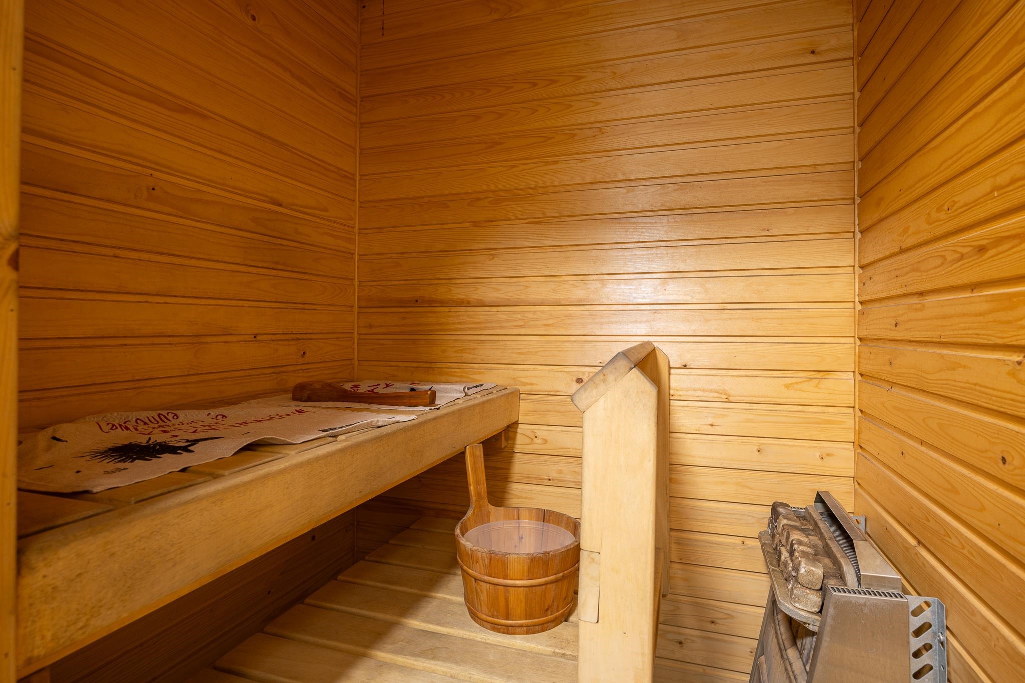 Sauna sähkökiukaalla