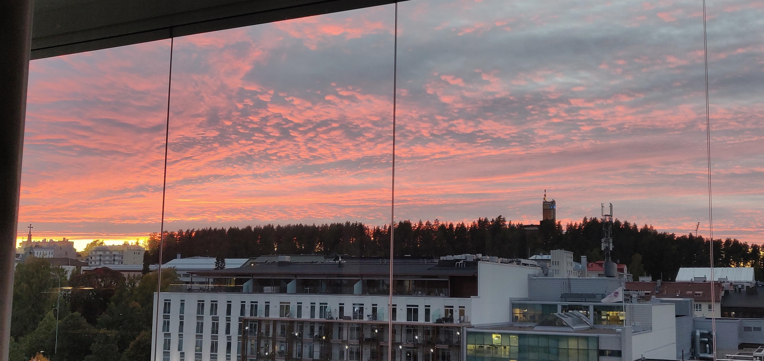 Maisema parvekkeelta illalla