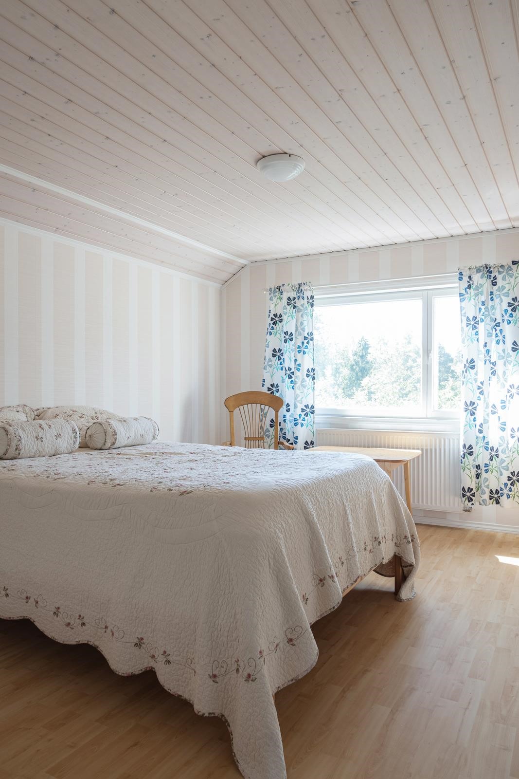 yläkerran makuuhuone