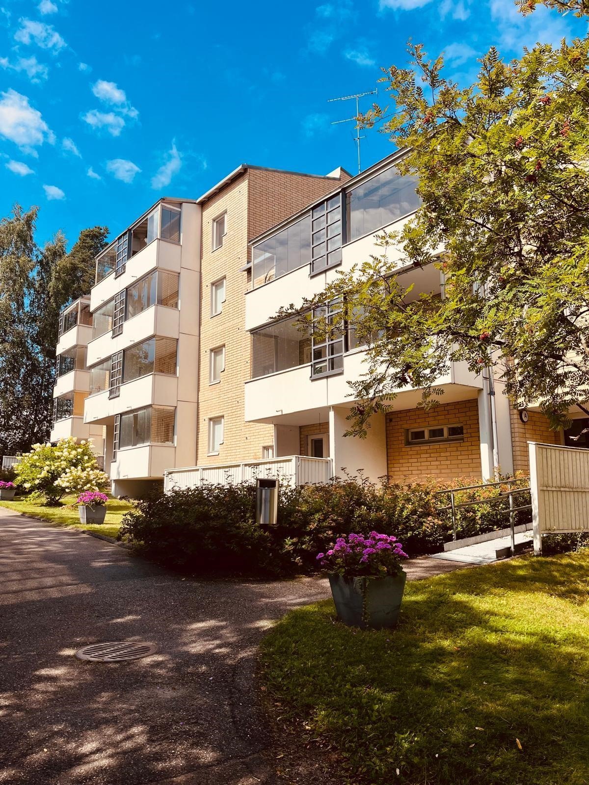 Kesäinen piha (myyjän kuva)