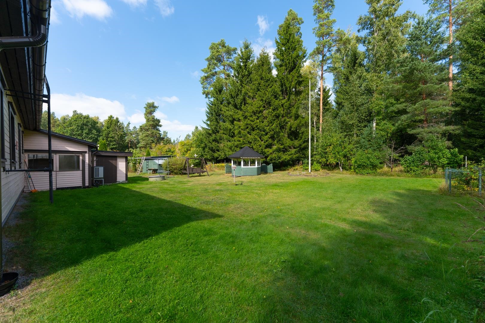 Takapiha / Bakgård
