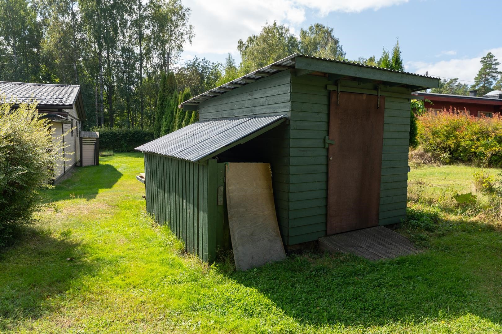 Pihavarasto / Gårdsförråd