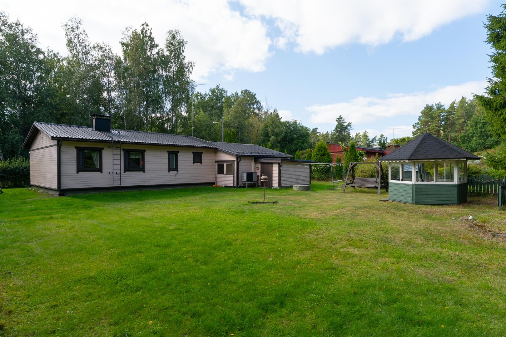 Takapiha / Bakgård
