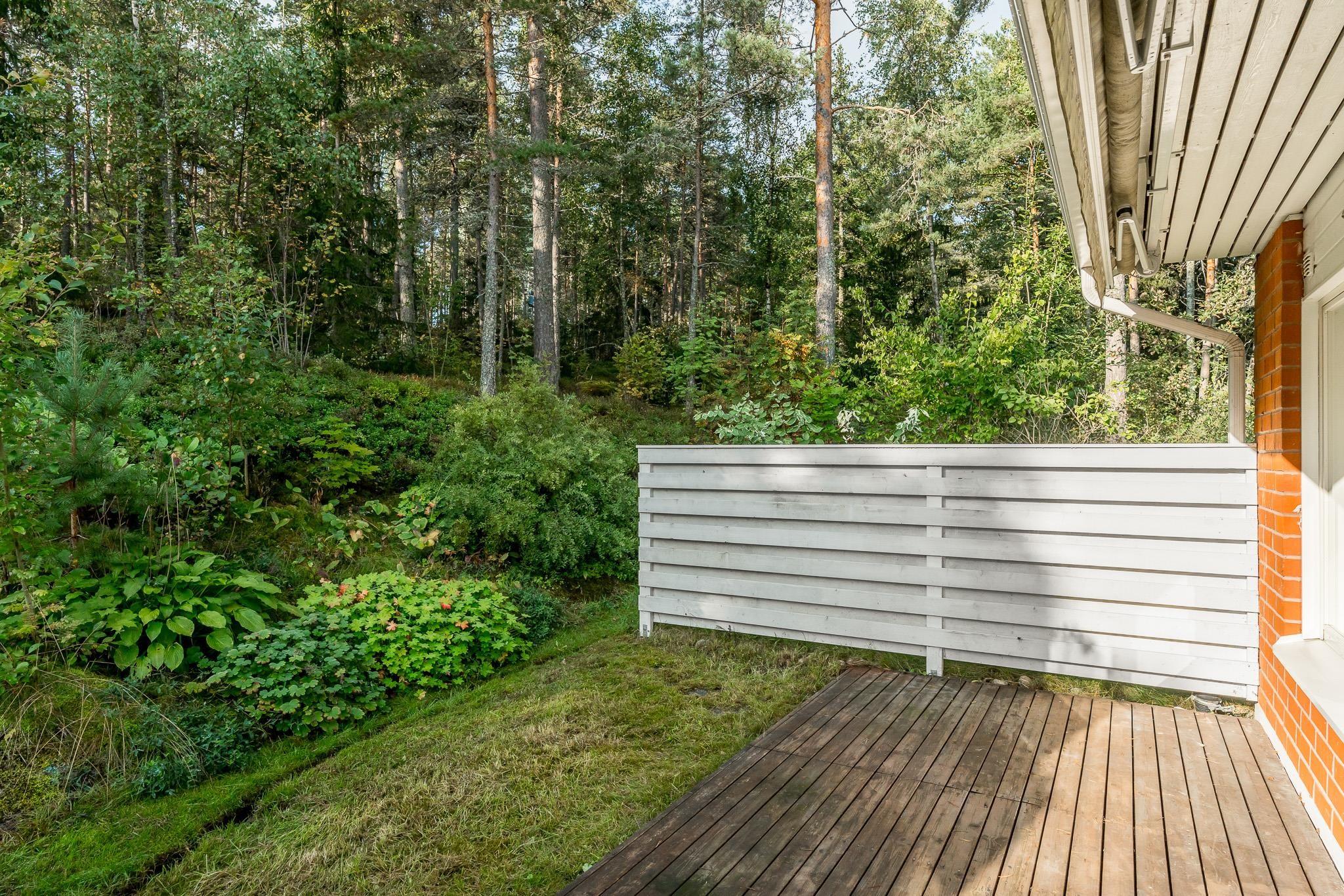 Suojaisa takapiha etelään päin