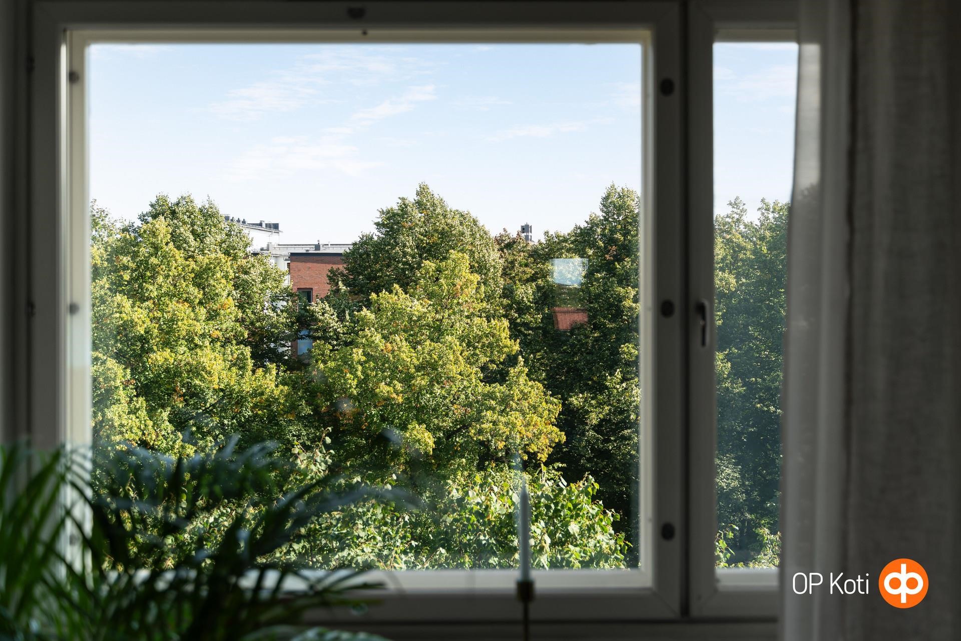 Päämakuuhuoneen ikkunananäkymää