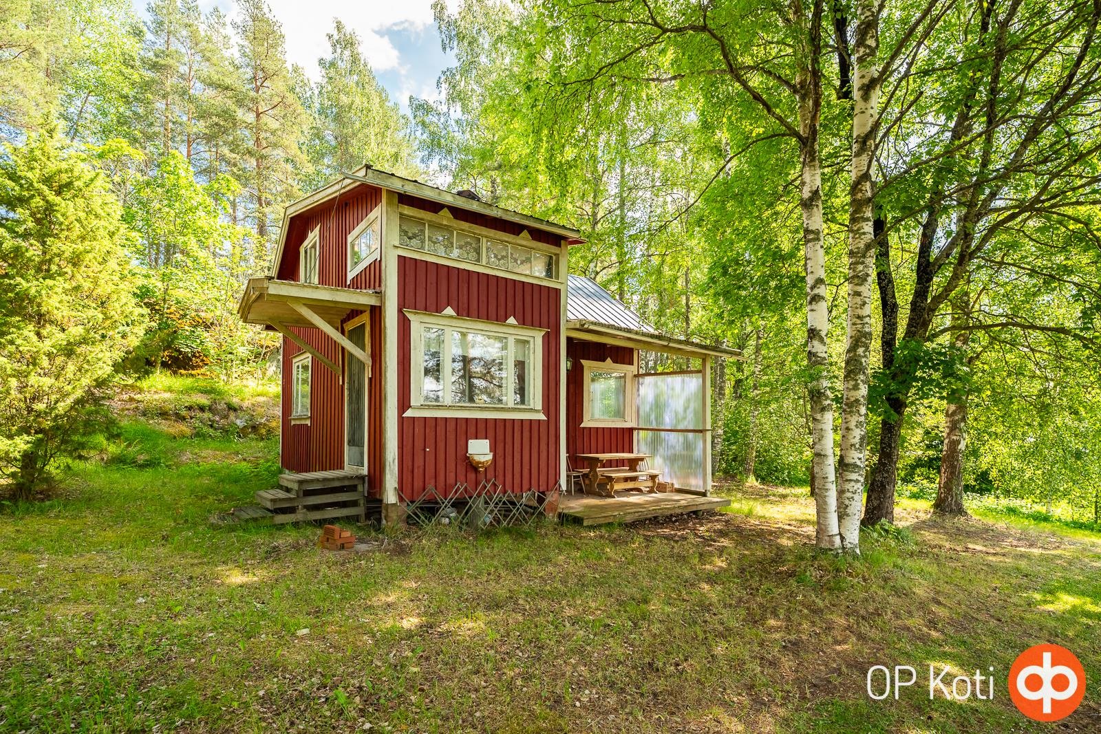 vanha talo rannan lähellä
