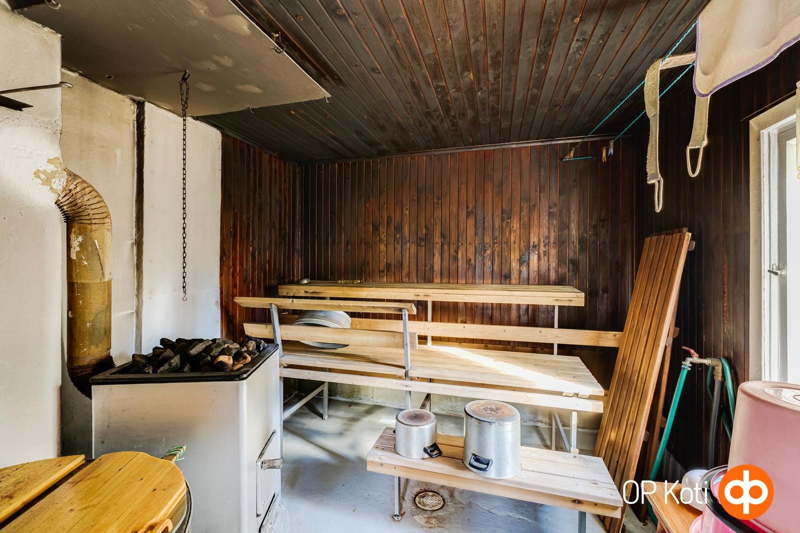 Sauna piharakennuksessa