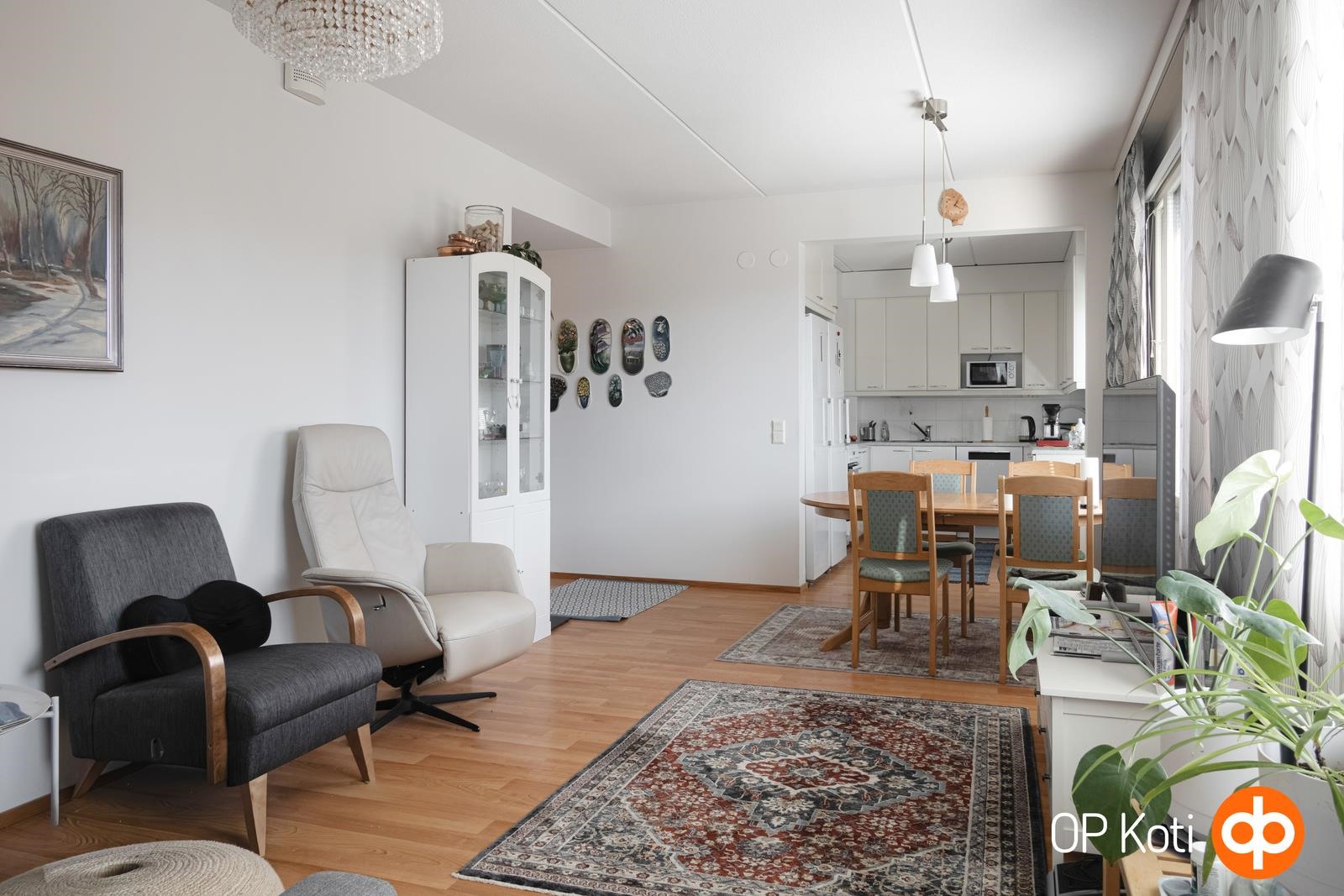 Olohuone keittiöön päin