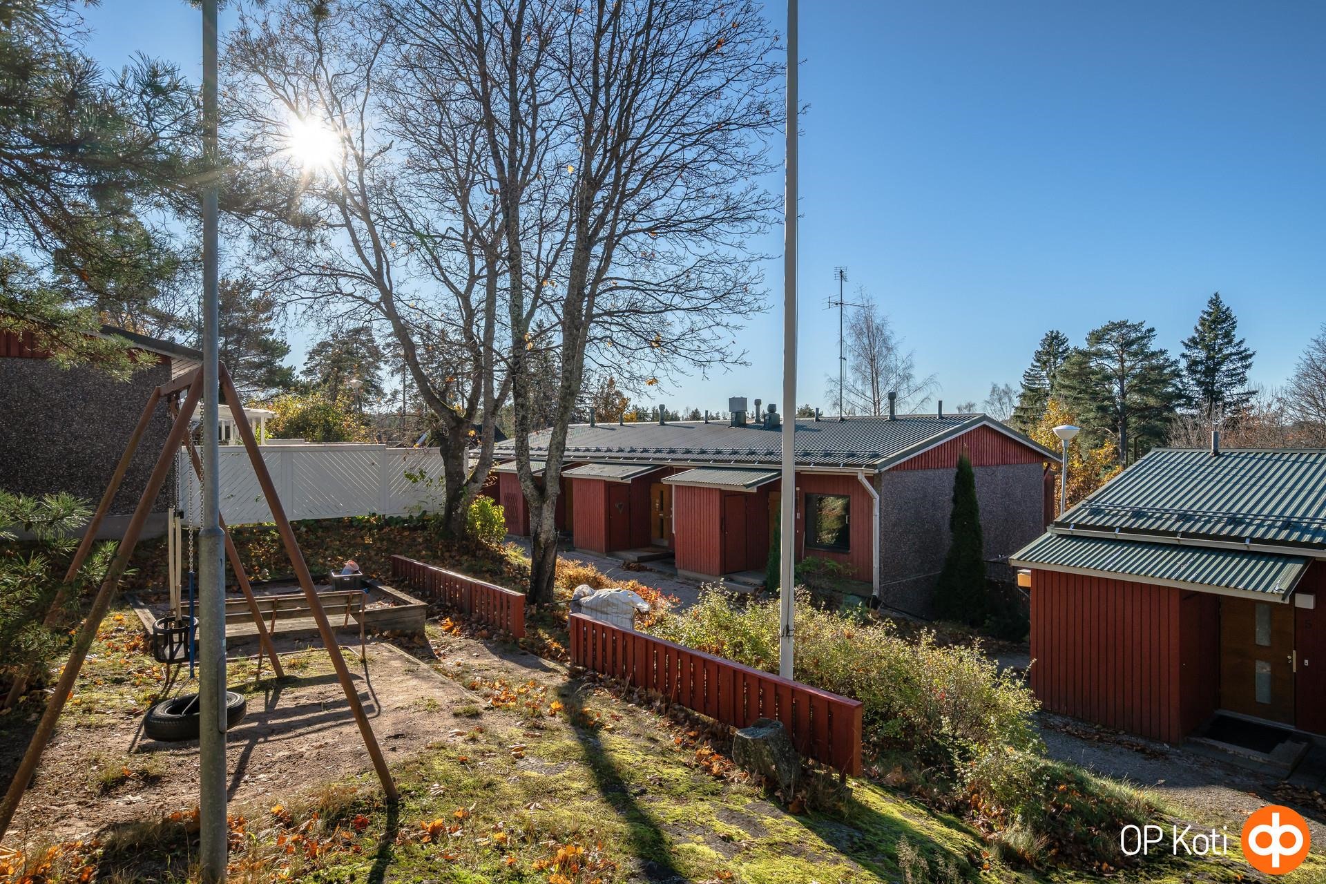 Taloyhtiön leikkipaikka.