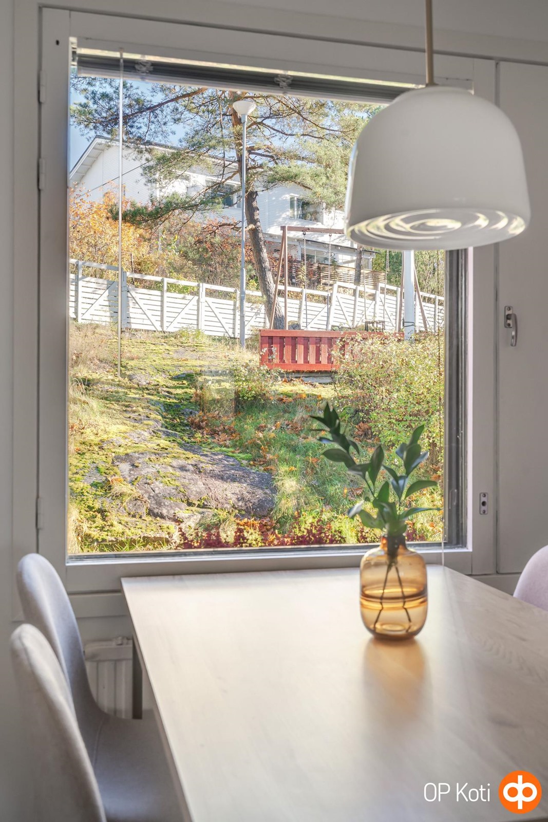 Ruokailutilan ikkunasta näkyy kalliota.