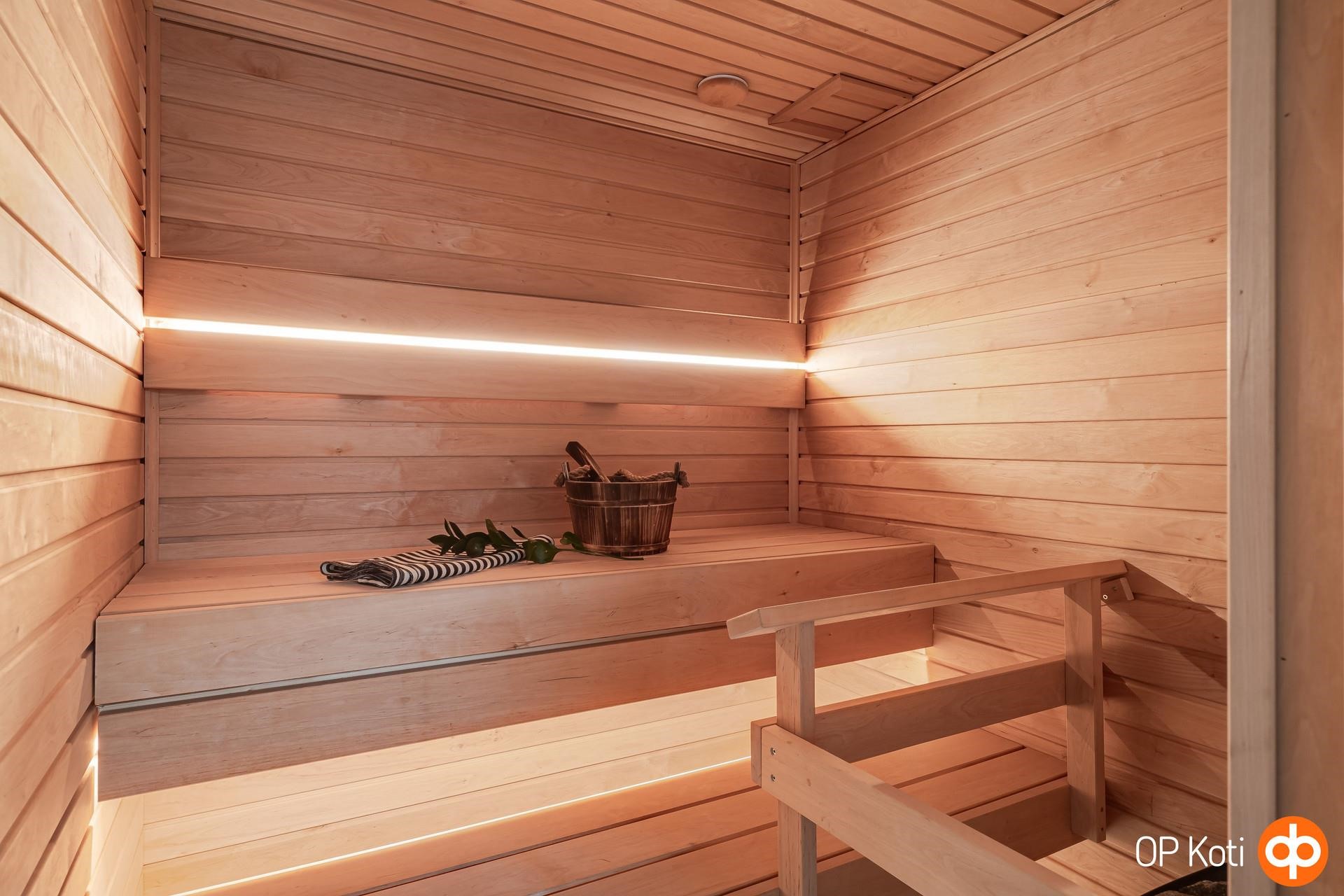 Kauniisti valaistu sauna.
